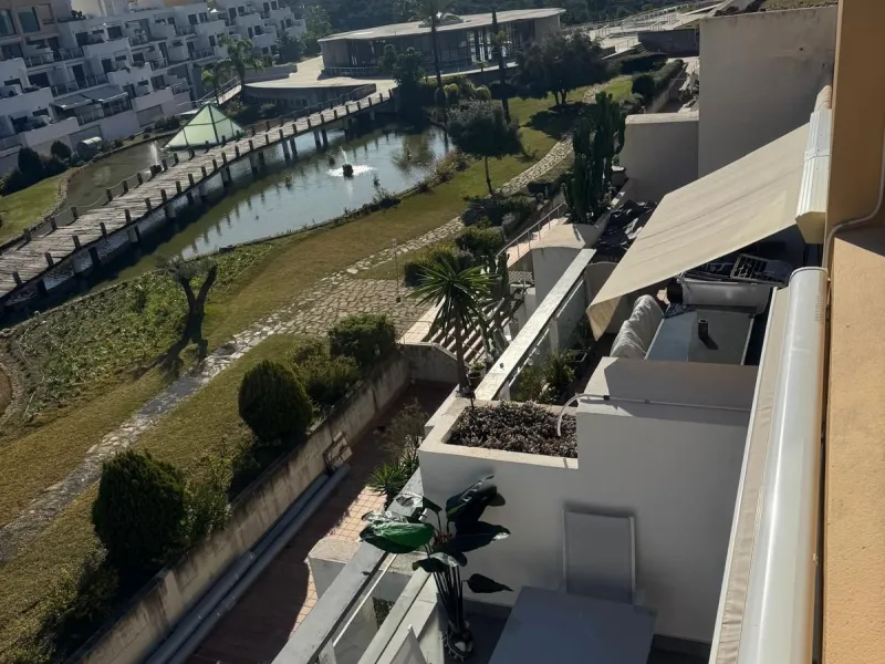 Beautiful duplex penthouse in the Parque Botanico urbanisation, completely renovated. The penthouse features three bedrooms, two bathrooms, a living room, a kitchen, two terraces, an underground parking space, a storage room, and sea and mountain views.