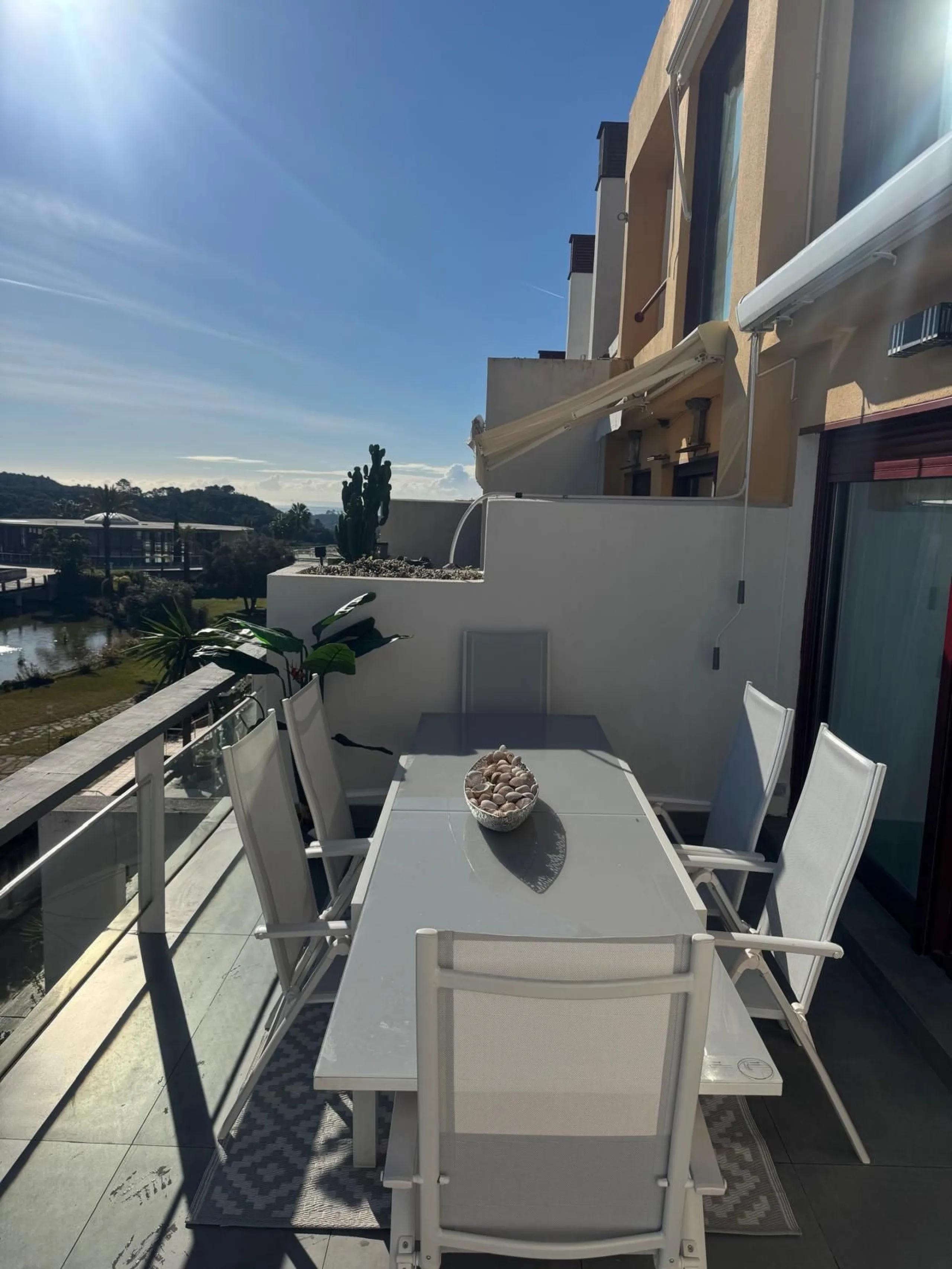 Beautiful duplex penthouse in the Parque Botanico urbanisation, completely renovated. The penthouse features three bedrooms, two bathrooms, a living room, a kitchen, two terraces, an underground parking space, a storage room, and sea and mountain views.
