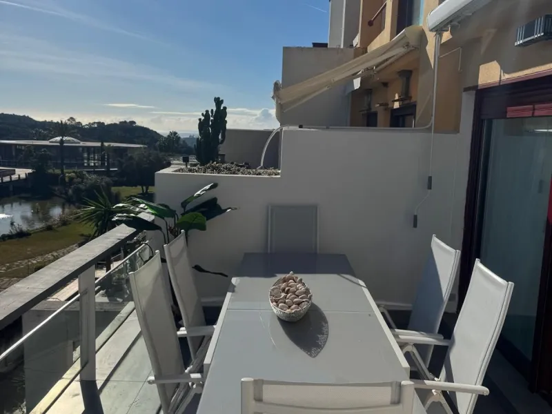 Beautiful duplex penthouse in the Parque Botanico urbanisation, completely renovated. The penthouse features three bedrooms, two bathrooms, a living room, a kitchen, two terraces, an underground parking space, a storage room, and sea and mountain views.