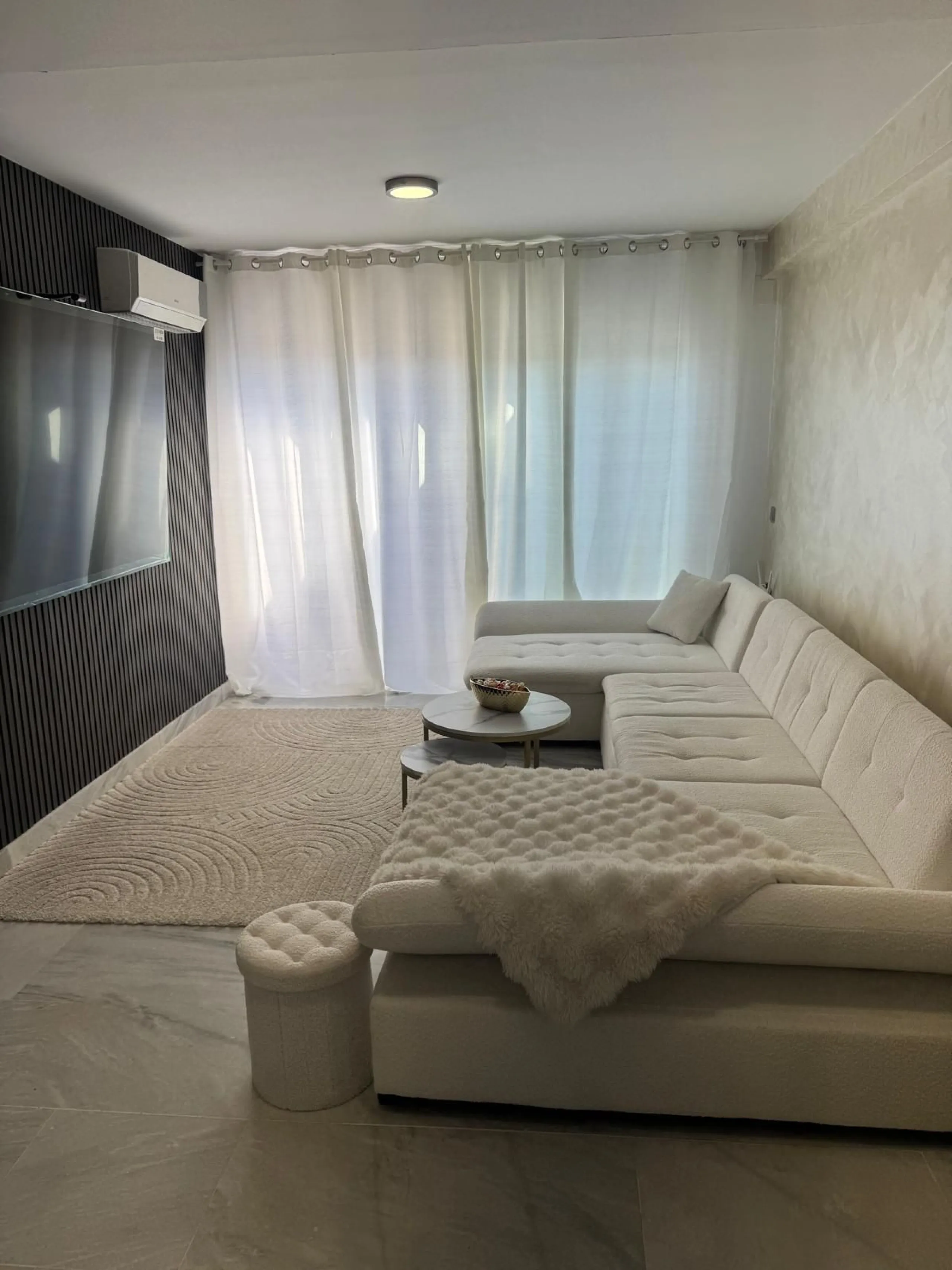 Beautiful duplex penthouse in the Parque Botanico urbanisation, completely renovated. The penthouse features three bedrooms, two bathrooms, a living room, a kitchen, two terraces, an underground parking space, a storage room, and sea and mountain views.