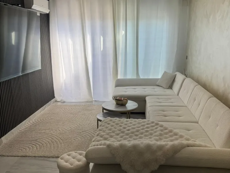 Beautiful duplex penthouse in the Parque Botanico urbanisation, completely renovated. The penthouse features three bedrooms, two bathrooms, a living room, a kitchen, two terraces, an underground parking space, a storage room, and sea and mountain views.