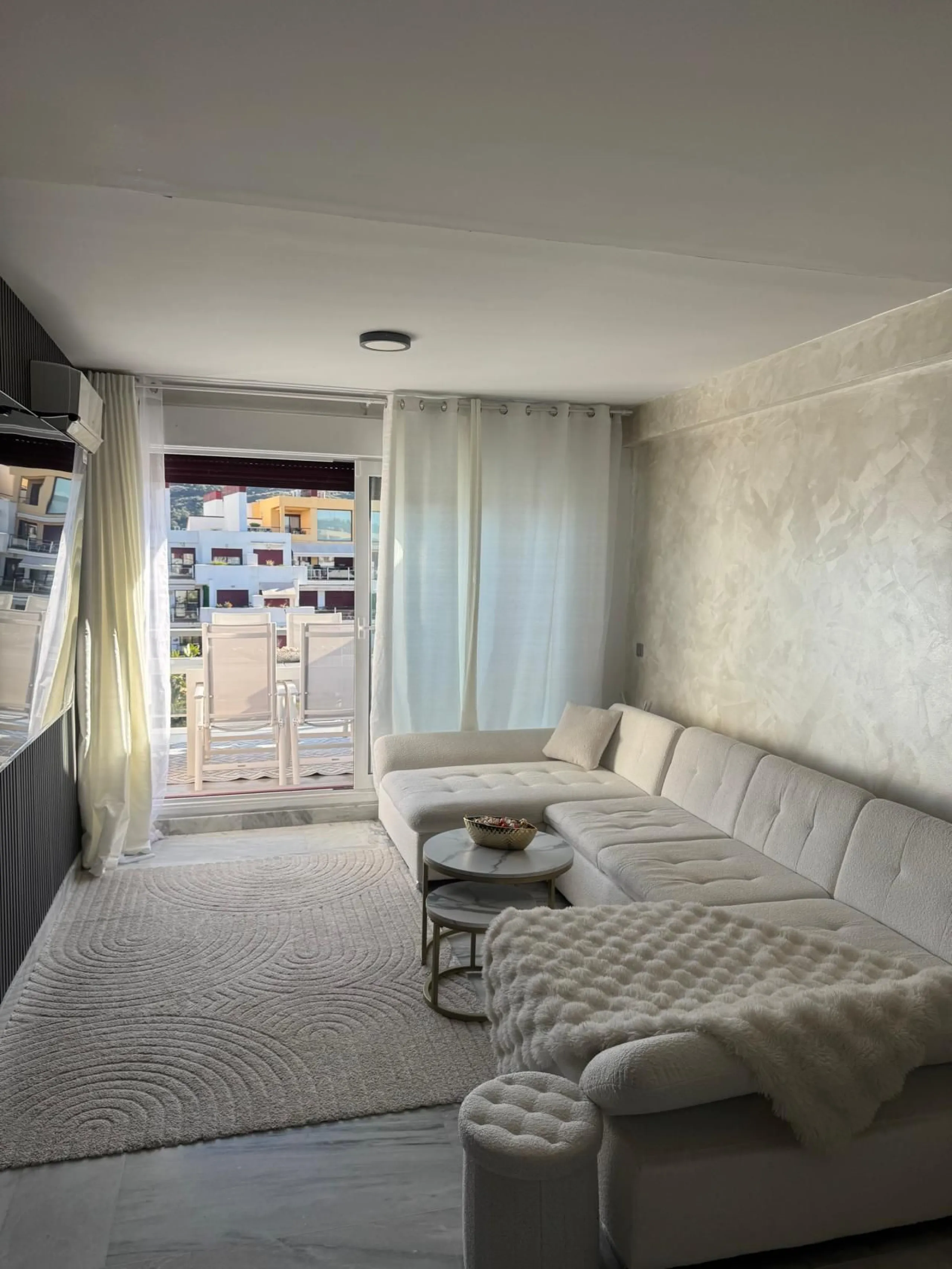 Beautiful duplex penthouse in the Parque Botanico urbanisation, completely renovated. The penthouse features three bedrooms, two bathrooms, a living room, a kitchen, two terraces, an underground parking space, a storage room, and sea and mountain views.
