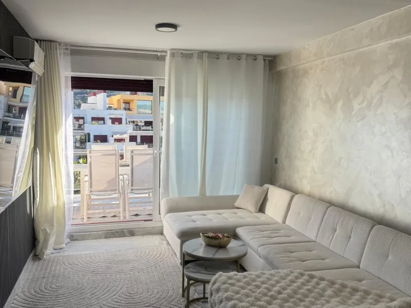 Beautiful duplex penthouse in the Parque Botanico urbanisation, completely renovated. The penthouse features three bedrooms, two bathrooms, a living room, a kitchen, two terraces, an underground parking space, a storage room, and sea and mountain views.