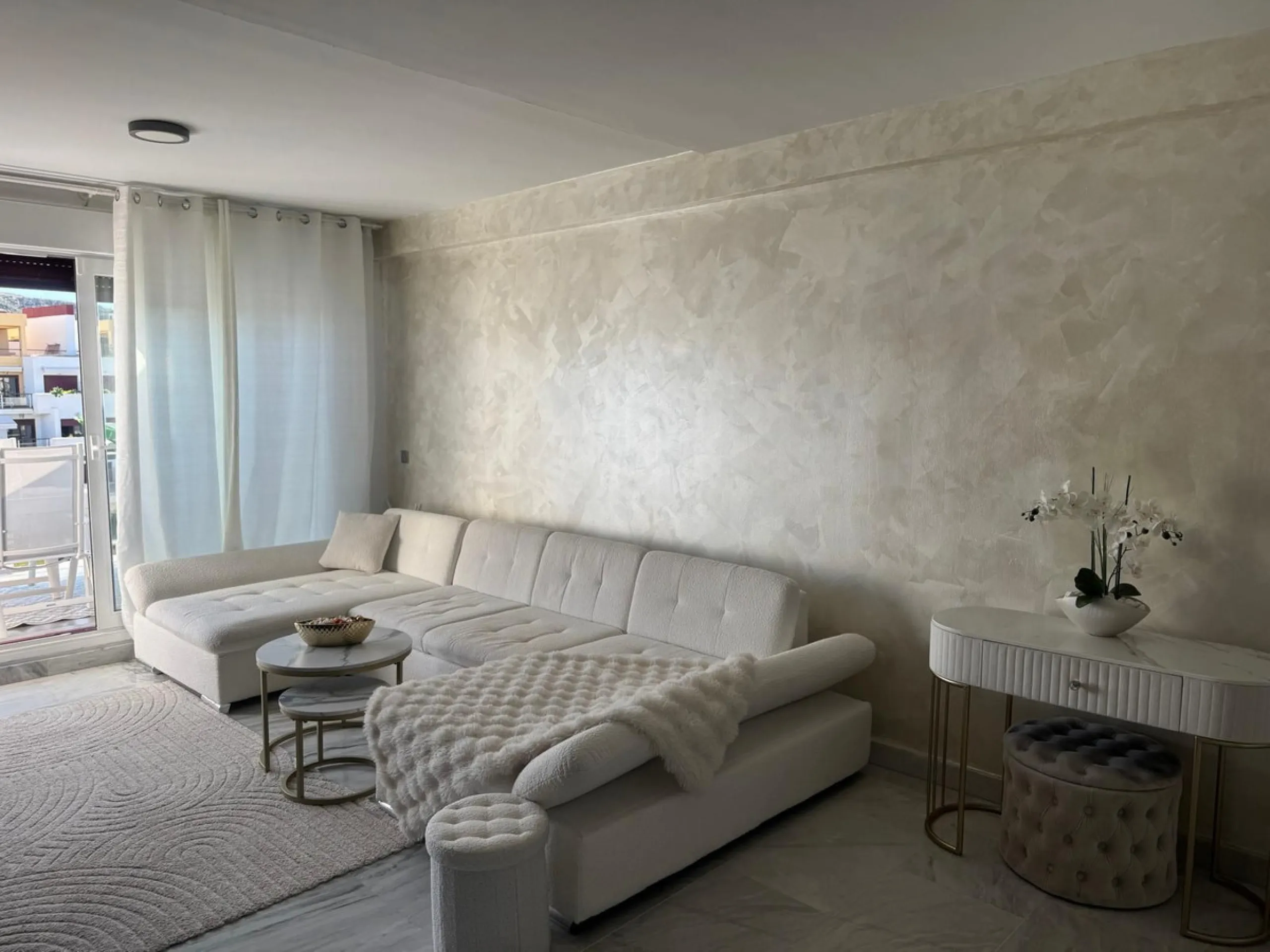 Beautiful duplex penthouse in the Parque Botanico urbanisation, completely renovated. The penthouse features three bedrooms, two bathrooms, a living room, a kitchen, two terraces, an underground parking space, a storage room, and sea and mountain views.