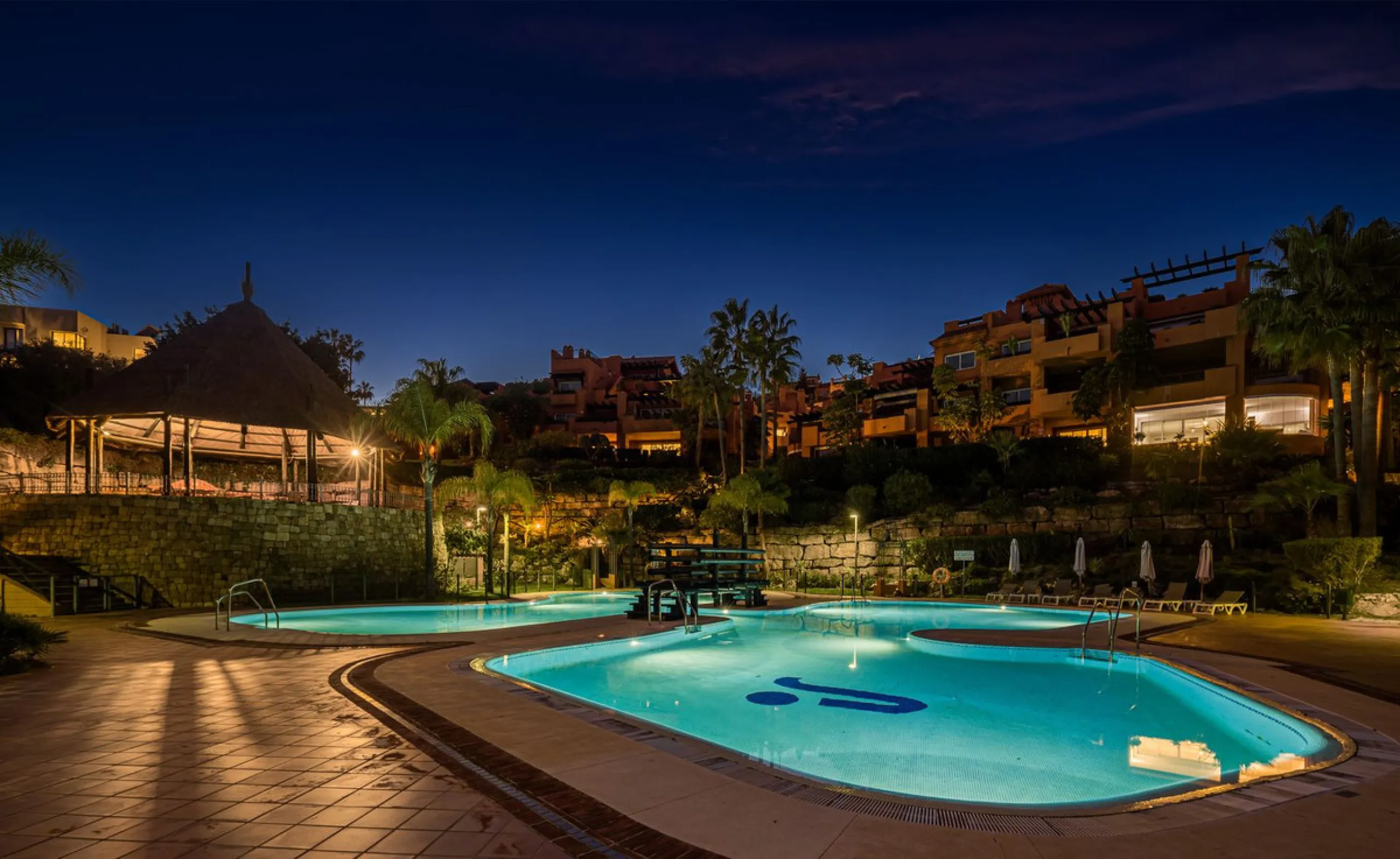 Spektakuläre Wohnung mit vier Schlafzimmern und vier Badezimmern in Nueva Andalucía