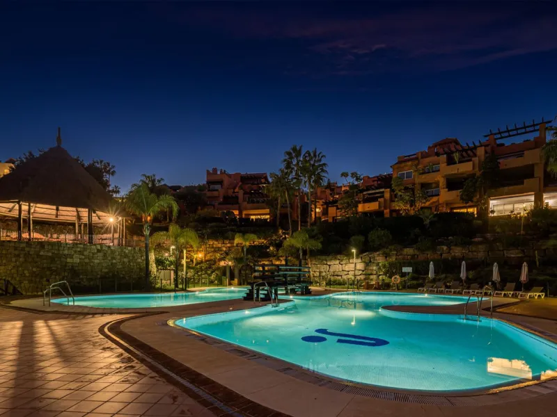 Spektakuläre Wohnung mit vier Schlafzimmern und vier Badezimmern in Nueva Andalucía