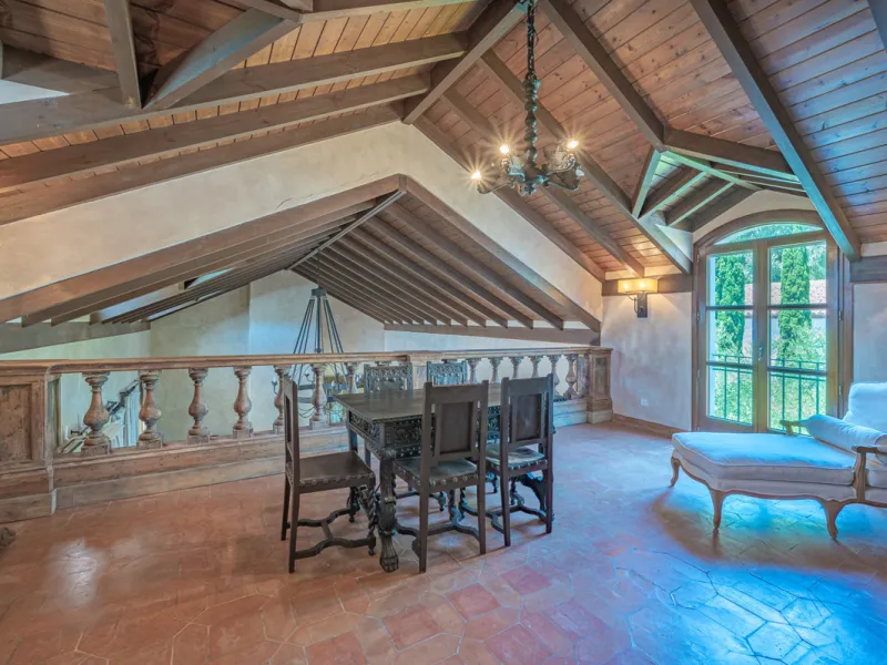 Прекрасная вилла в деревенском стиле с десятью спальнями, ориентированная на юг, в Эль-Велерин, Эстепона, с большим частным садом и бассейном. В отеле есть большая прихожая; уютная гостиная с камином и высокими потолками; столовая; полностью оборудованная