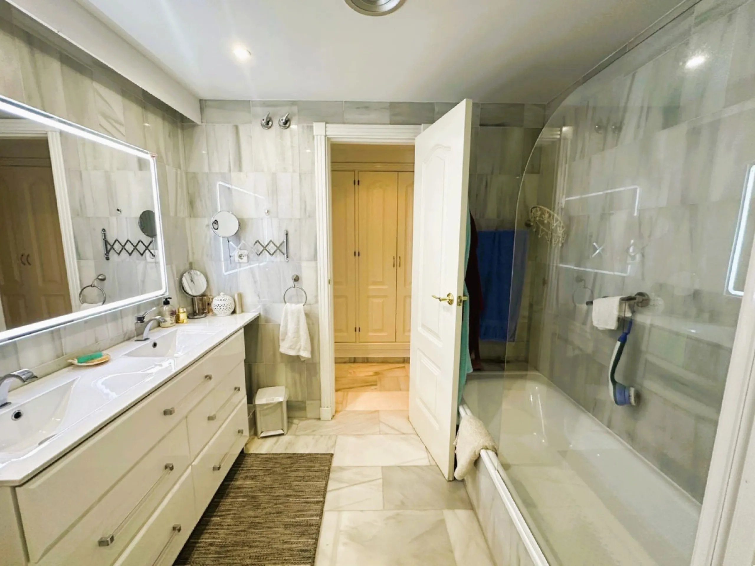 Prime location & excellent amenities, this ground floor 3 bedroom apartment is situated in the sought-after Los Naranjos de Marbella, within the prestigious area of Nueva Andalucia, Marbella. Benefiting from close proximity to a variety of amenities, incl