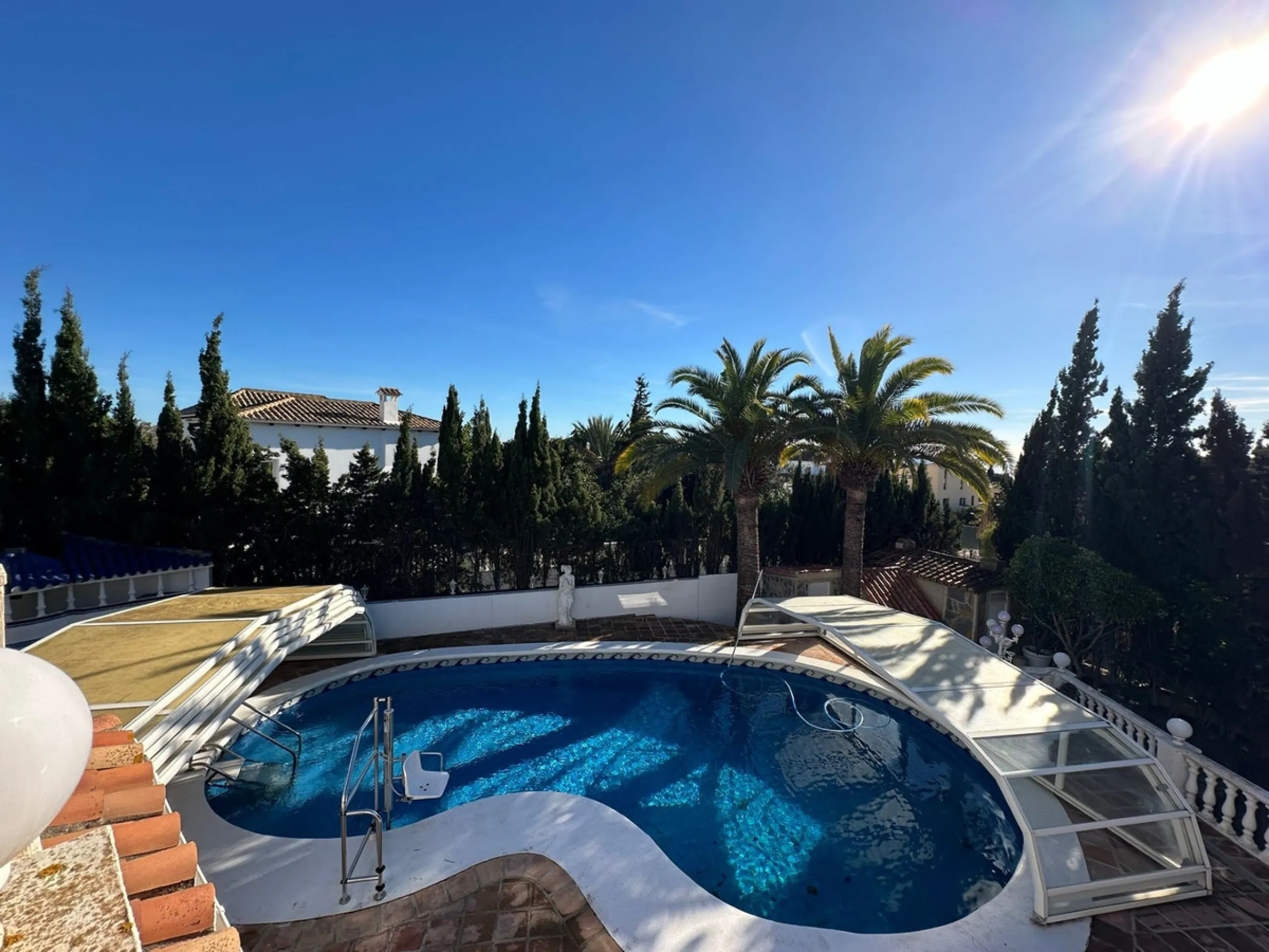 This elegant detached villa is located in the exclusive Marbesa area, situated in East Marbella. It is an ideal property for those seeking a tranquil residential environment by the sea, combining privacy with proximity to both the beach and the main servi
