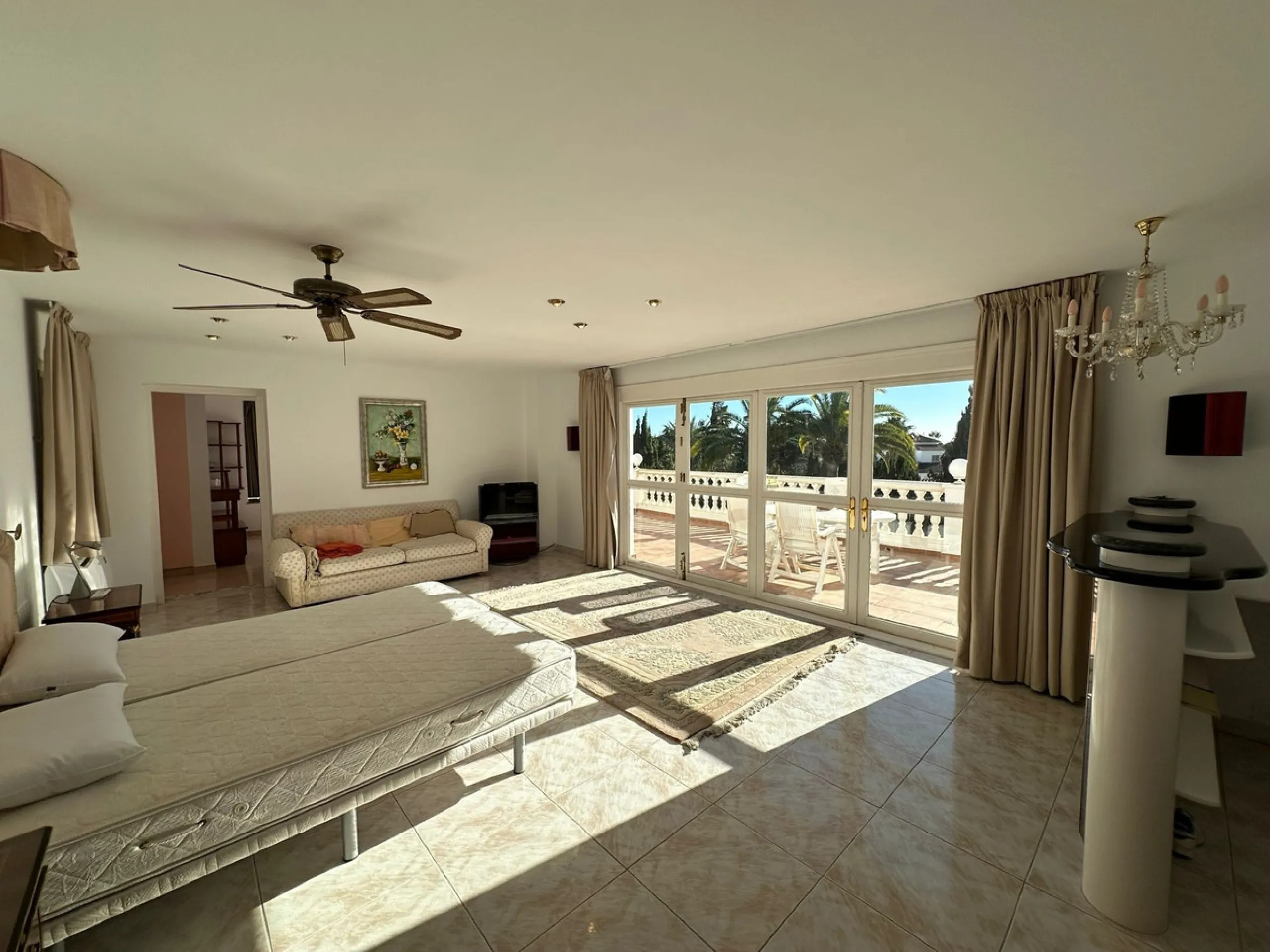 This elegant detached villa is located in the exclusive Marbesa area, situated in East Marbella. It is an ideal property for those seeking a tranquil residential environment by the sea, combining privacy with proximity to both the beach and the main servi