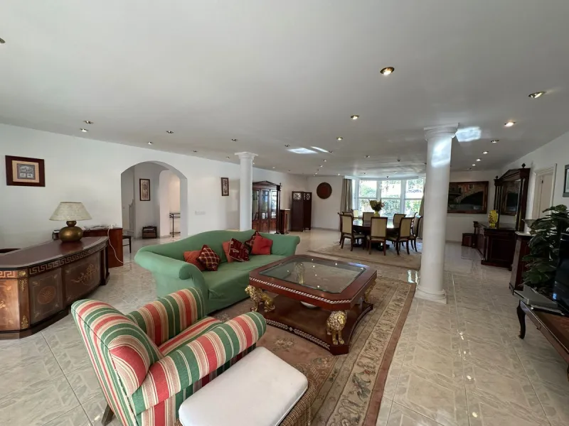 This elegant detached villa is located in the exclusive Marbesa area, situated in East Marbella. It is an ideal property for those seeking a tranquil residential environment by the sea, combining privacy with proximity to both the beach and the main servi