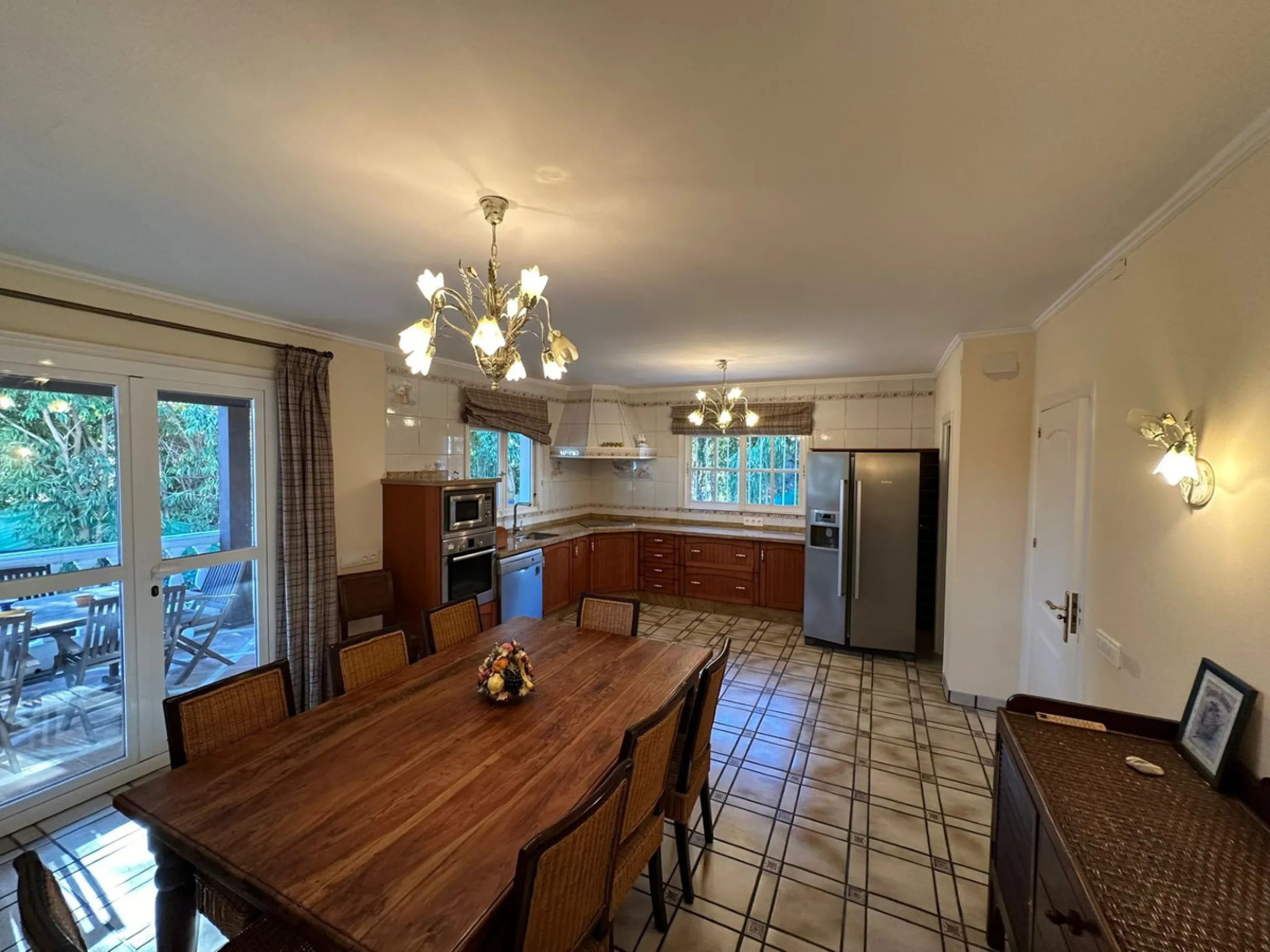 This elegant detached villa is located in the exclusive Marbesa area, situated in East Marbella. It is an ideal property for those seeking a tranquil residential environment by the sea, combining privacy with proximity to both the beach and the main servi