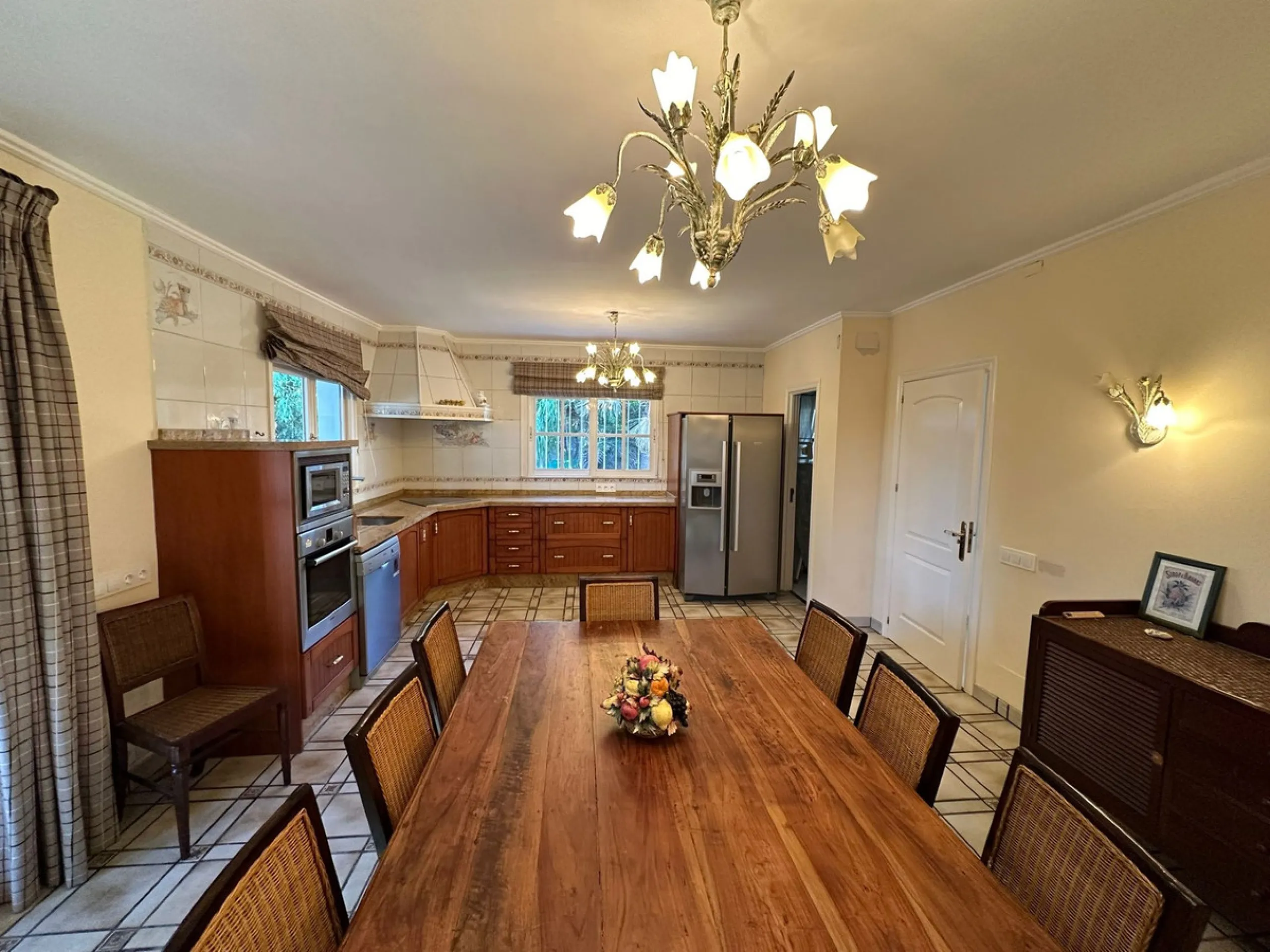 This elegant detached villa is located in the exclusive Marbesa area, situated in East Marbella. It is an ideal property for those seeking a tranquil residential environment by the sea, combining privacy with proximity to both the beach and the main servi