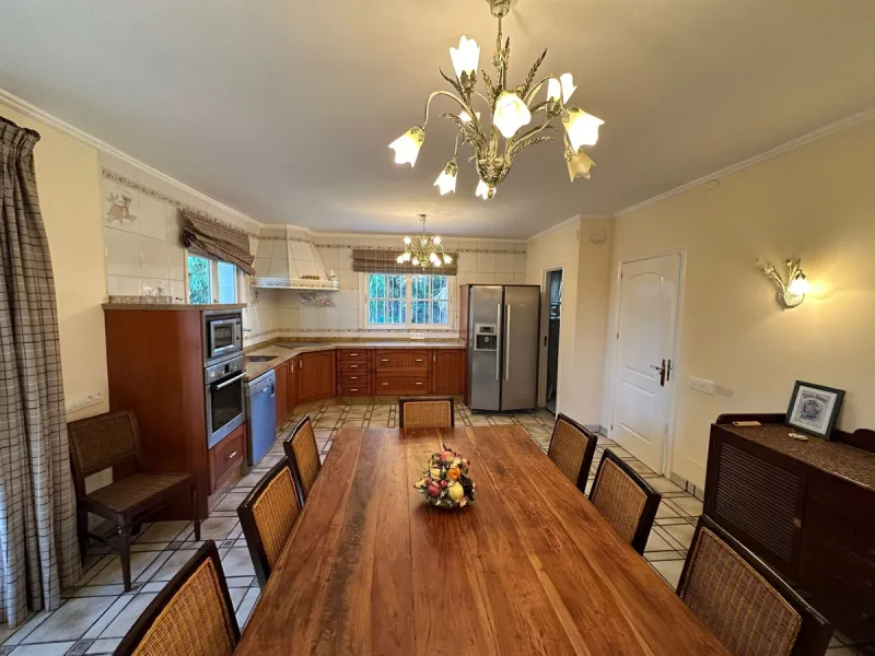 This elegant detached villa is located in the exclusive Marbesa area, situated in East Marbella. It is an ideal property for those seeking a tranquil residential environment by the sea, combining privacy with proximity to both the beach and the main servi