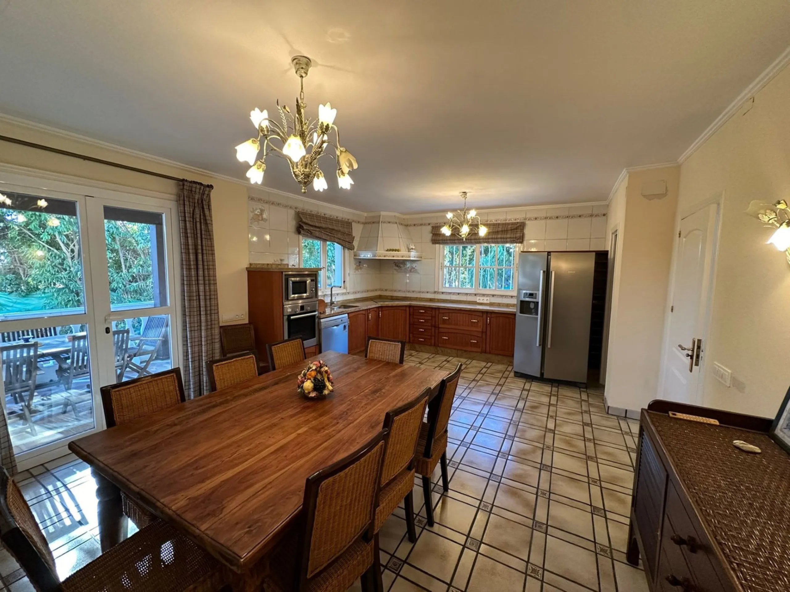 This elegant detached villa is located in the exclusive Marbesa area, situated in East Marbella. It is an ideal property for those seeking a tranquil residential environment by the sea, combining privacy with proximity to both the beach and the main servi