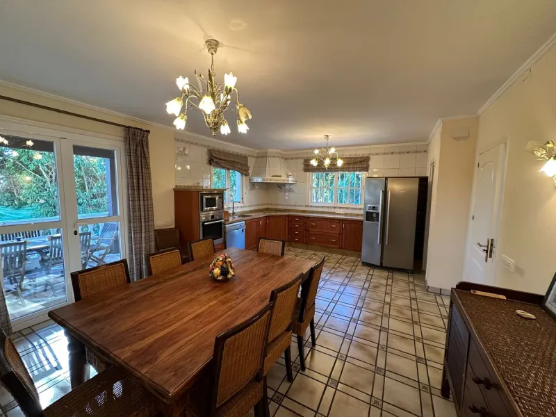 This elegant detached villa is located in the exclusive Marbesa area, situated in East Marbella. It is an ideal property for those seeking a tranquil residential environment by the sea, combining privacy with proximity to both the beach and the main servi