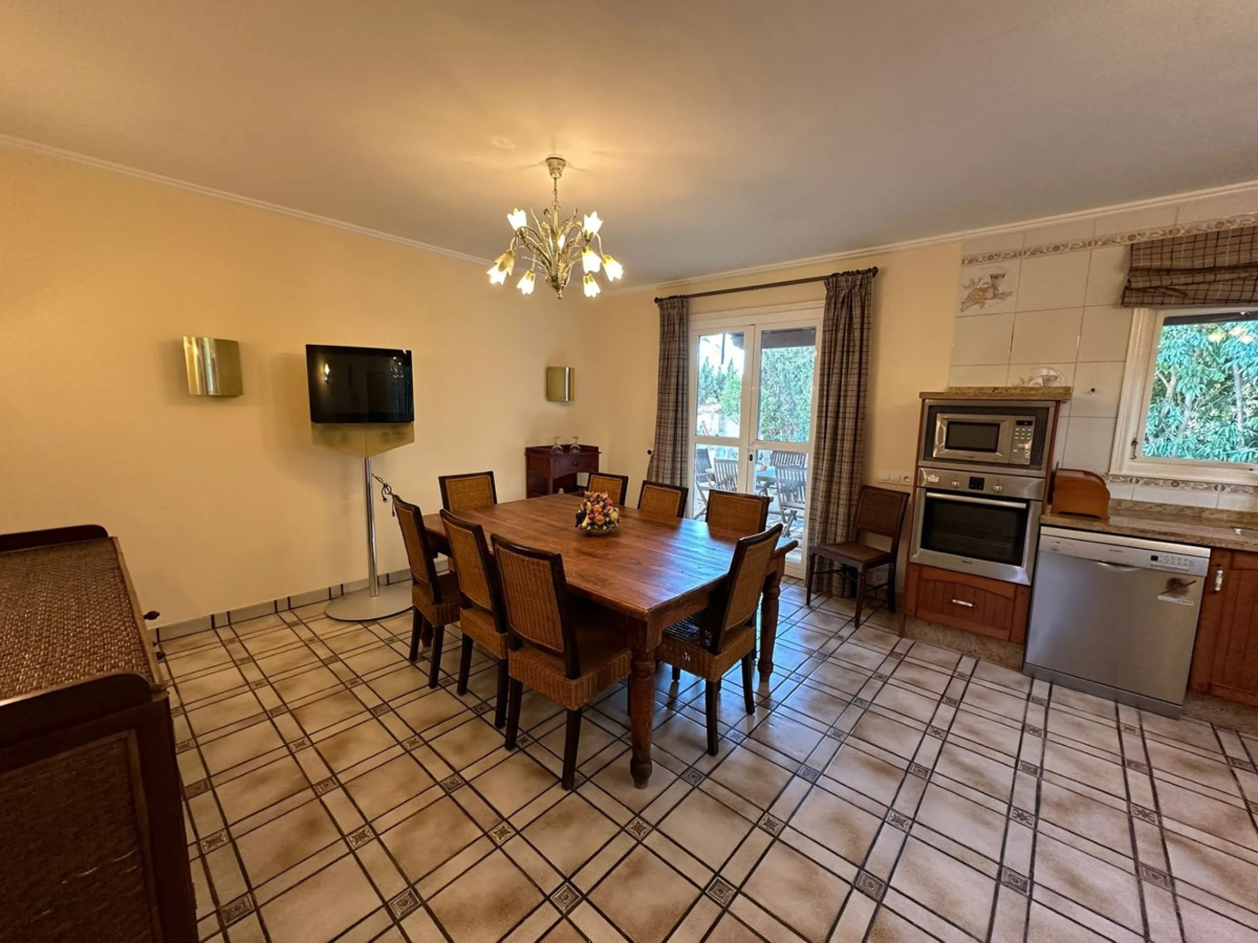 This elegant detached villa is located in the exclusive Marbesa area, situated in East Marbella. It is an ideal property for those seeking a tranquil residential environment by the sea, combining privacy with proximity to both the beach and the main servi
