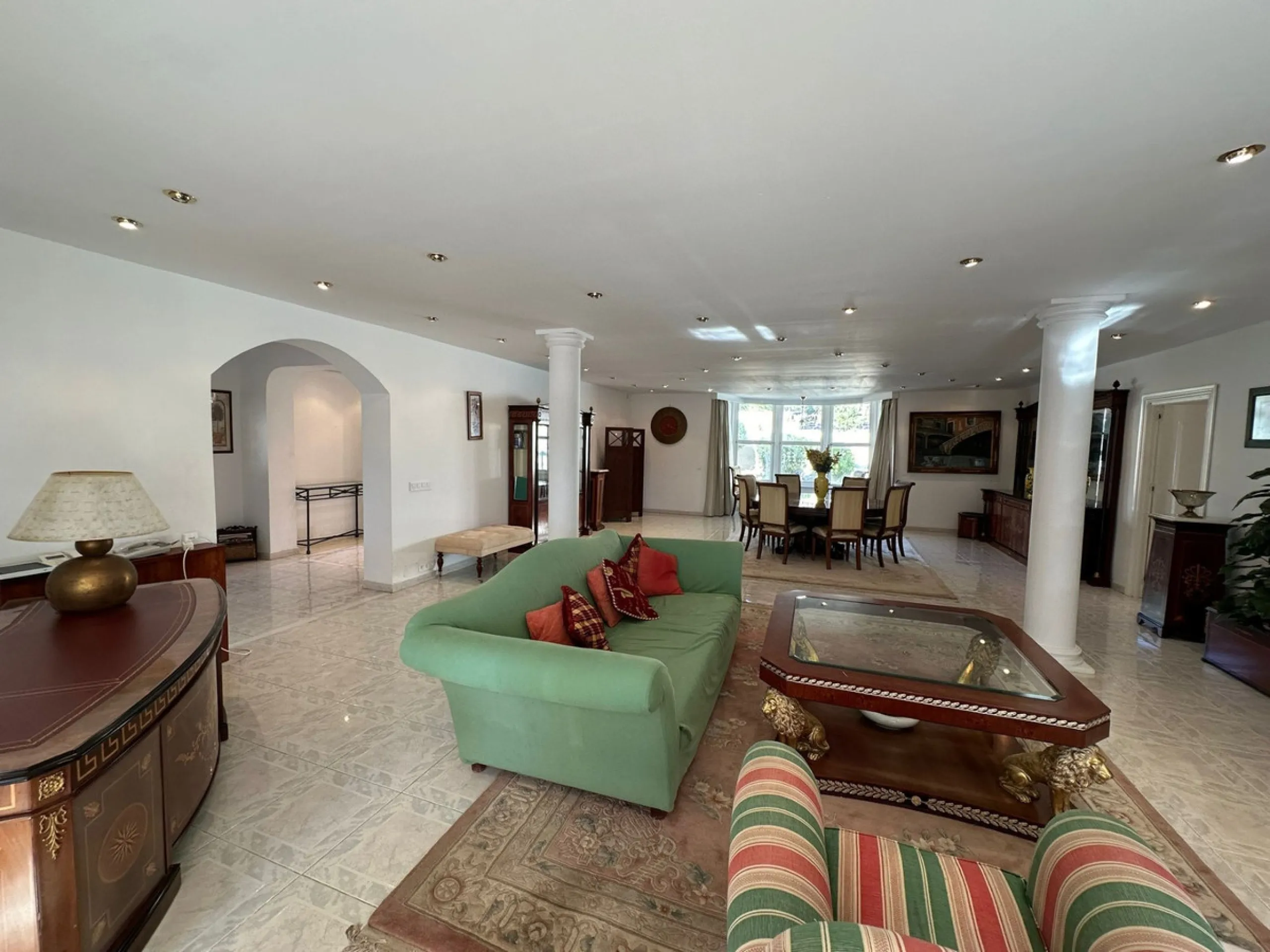This elegant detached villa is located in the exclusive Marbesa area, situated in East Marbella. It is an ideal property for those seeking a tranquil residential environment by the sea, combining privacy with proximity to both the beach and the main servi