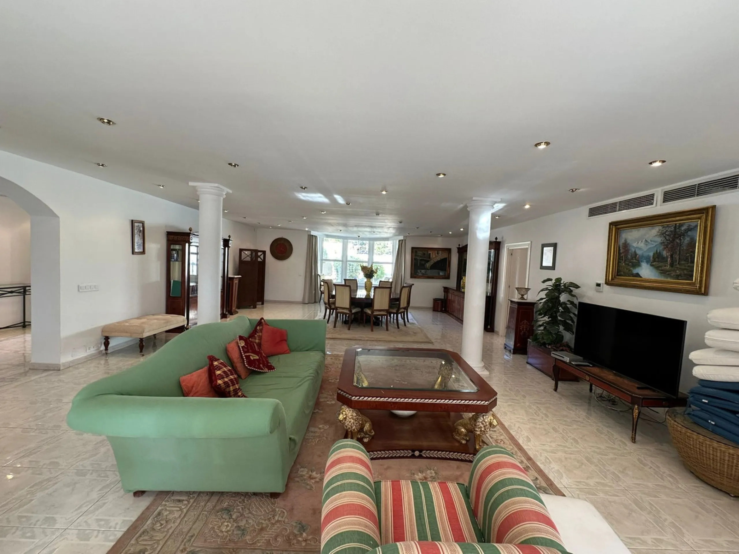 This elegant detached villa is located in the exclusive Marbesa area, situated in East Marbella. It is an ideal property for those seeking a tranquil residential environment by the sea, combining privacy with proximity to both the beach and the main servi