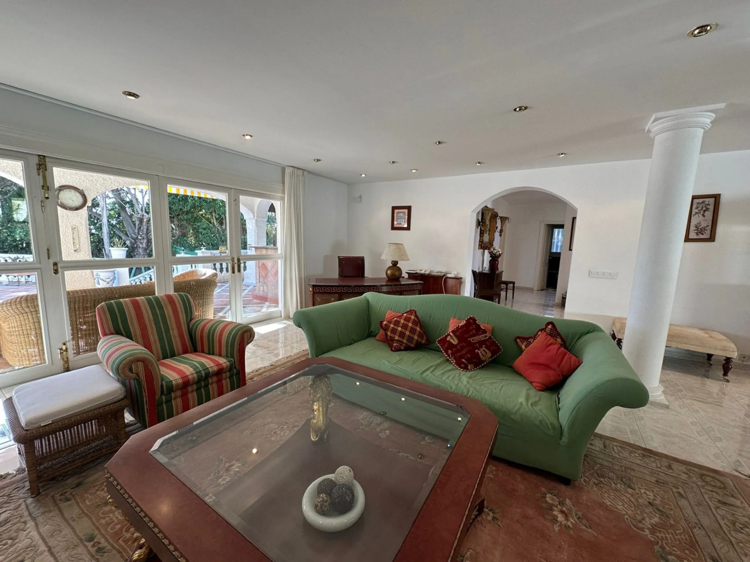 This elegant detached villa is located in the exclusive Marbesa area, situated in East Marbella. It is an ideal property for those seeking a tranquil residential environment by the sea, combining privacy with proximity to both the beach and the main servi