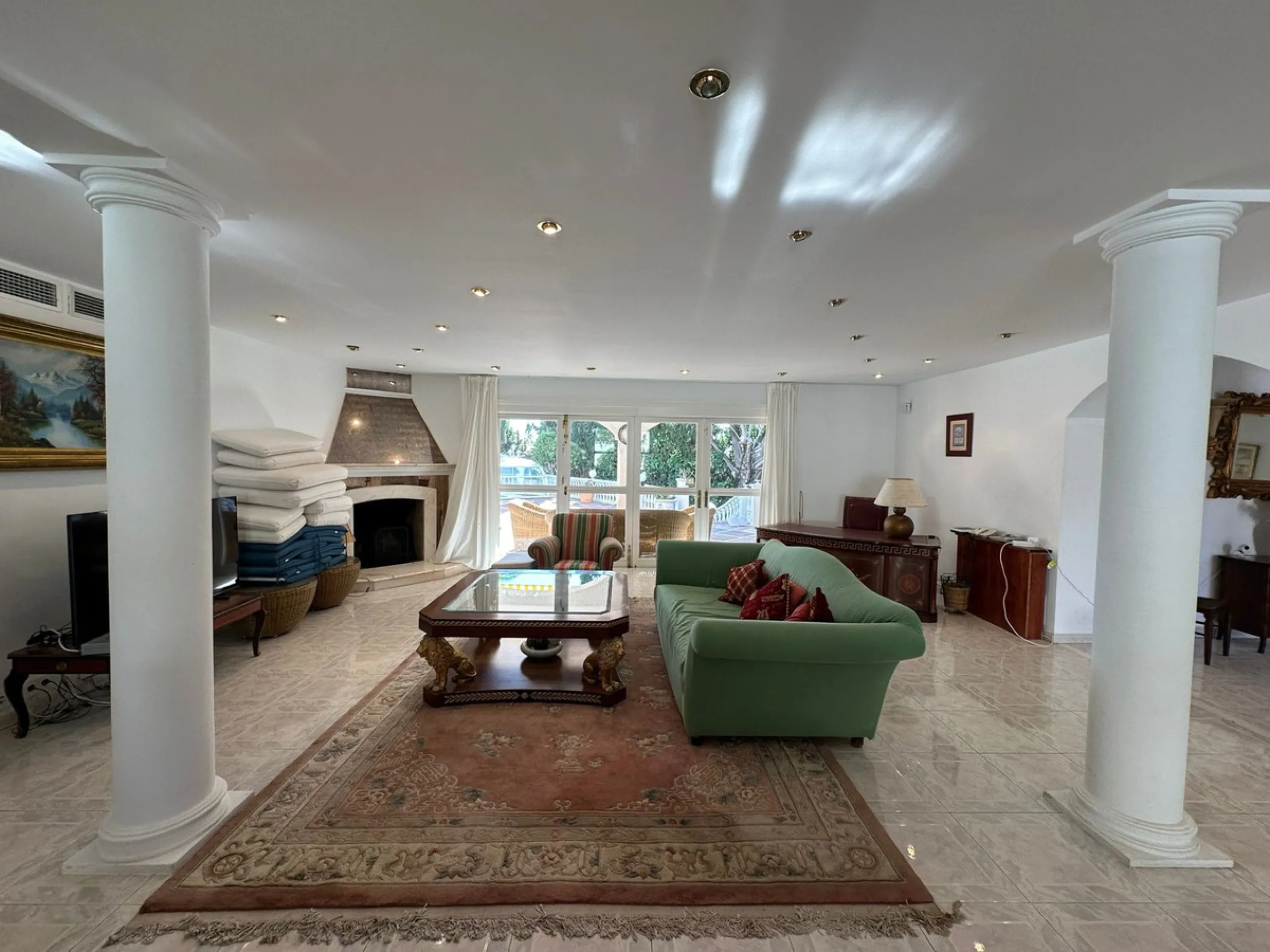This elegant detached villa is located in the exclusive Marbesa area, situated in East Marbella. It is an ideal property for those seeking a tranquil residential environment by the sea, combining privacy with proximity to both the beach and the main servi