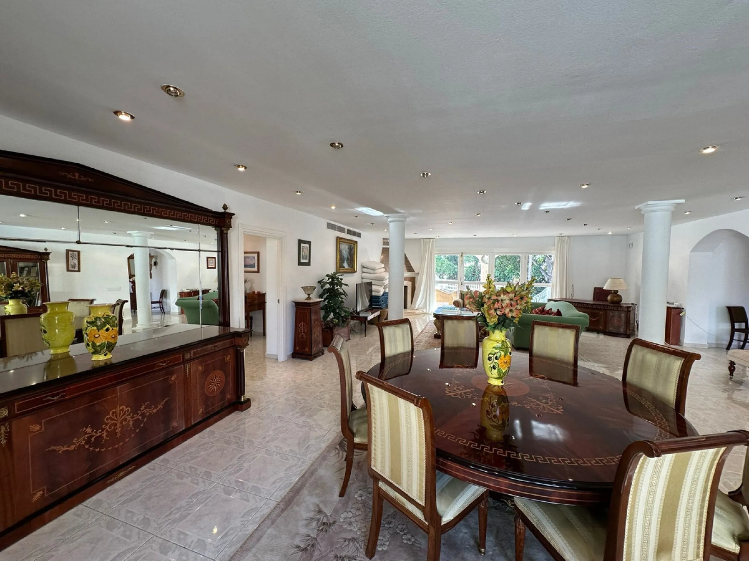This elegant detached villa is located in the exclusive Marbesa area, situated in East Marbella. It is an ideal property for those seeking a tranquil residential environment by the sea, combining privacy with proximity to both the beach and the main servi