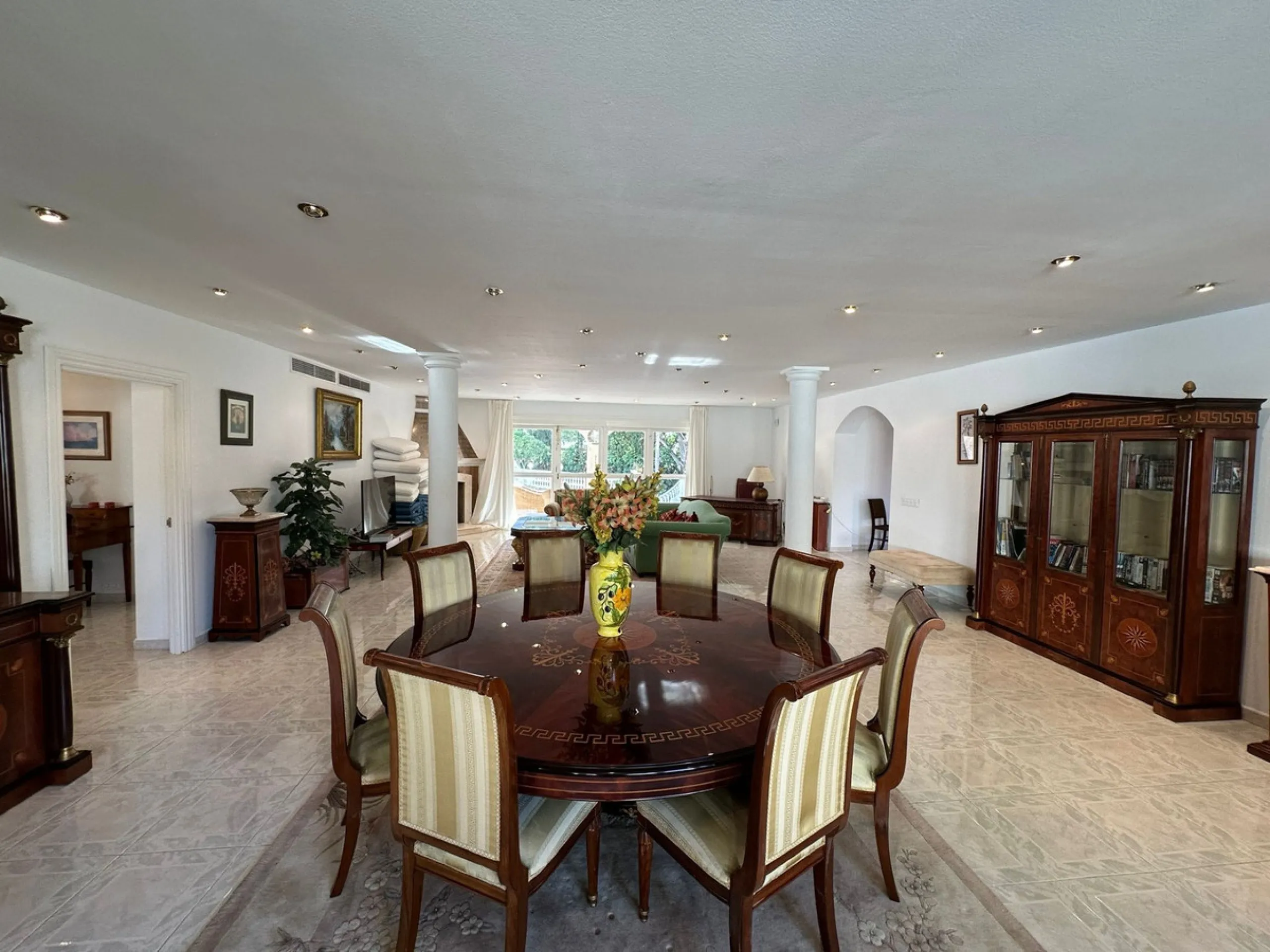 This elegant detached villa is located in the exclusive Marbesa area, situated in East Marbella. It is an ideal property for those seeking a tranquil residential environment by the sea, combining privacy with proximity to both the beach and the main servi