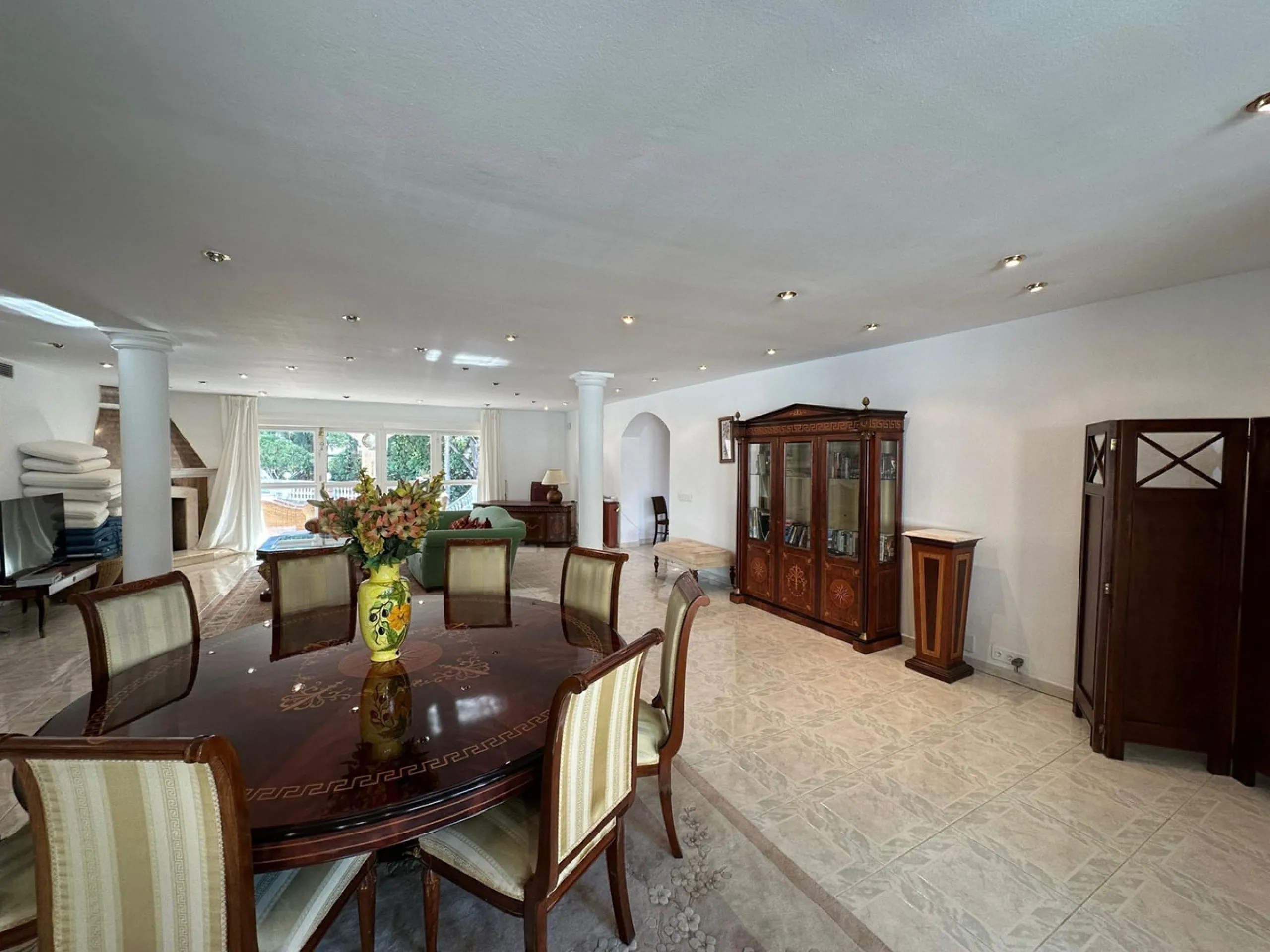 This elegant detached villa is located in the exclusive Marbesa area, situated in East Marbella. It is an ideal property for those seeking a tranquil residential environment by the sea, combining privacy with proximity to both the beach and the main servi