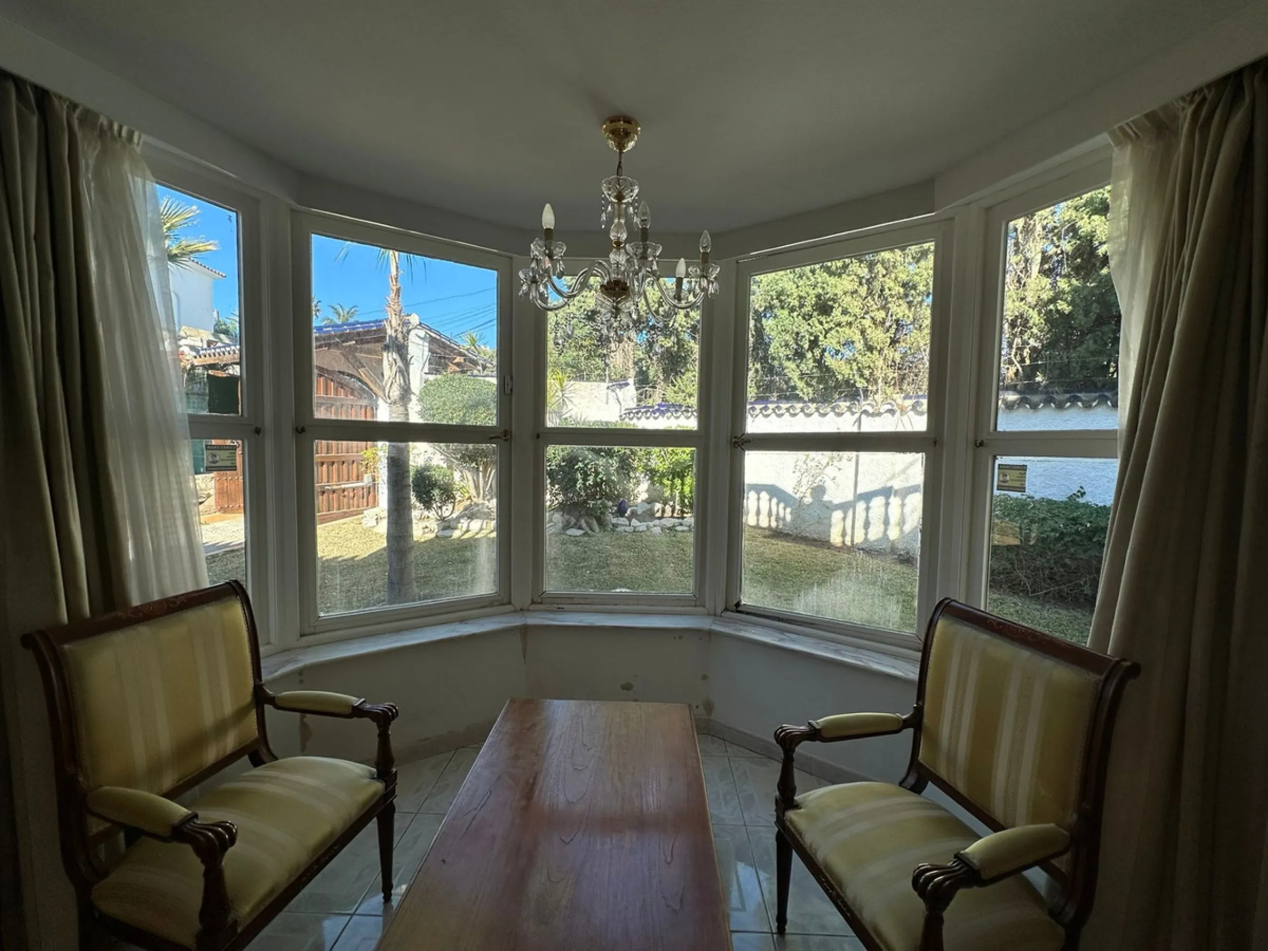 This elegant detached villa is located in the exclusive Marbesa area, situated in East Marbella. It is an ideal property for those seeking a tranquil residential environment by the sea, combining privacy with proximity to both the beach and the main servi