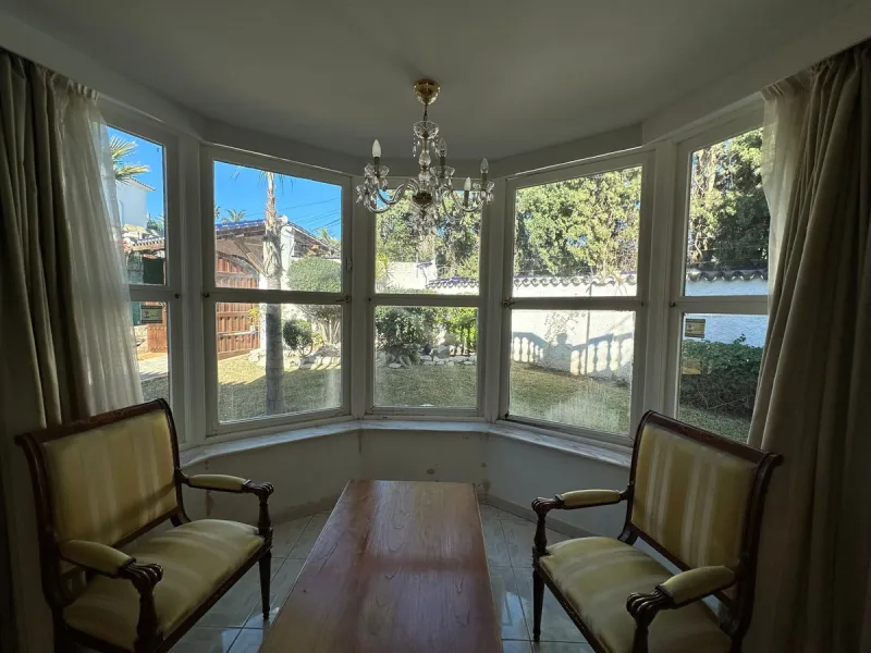 This elegant detached villa is located in the exclusive Marbesa area, situated in East Marbella. It is an ideal property for those seeking a tranquil residential environment by the sea, combining privacy with proximity to both the beach and the main servi