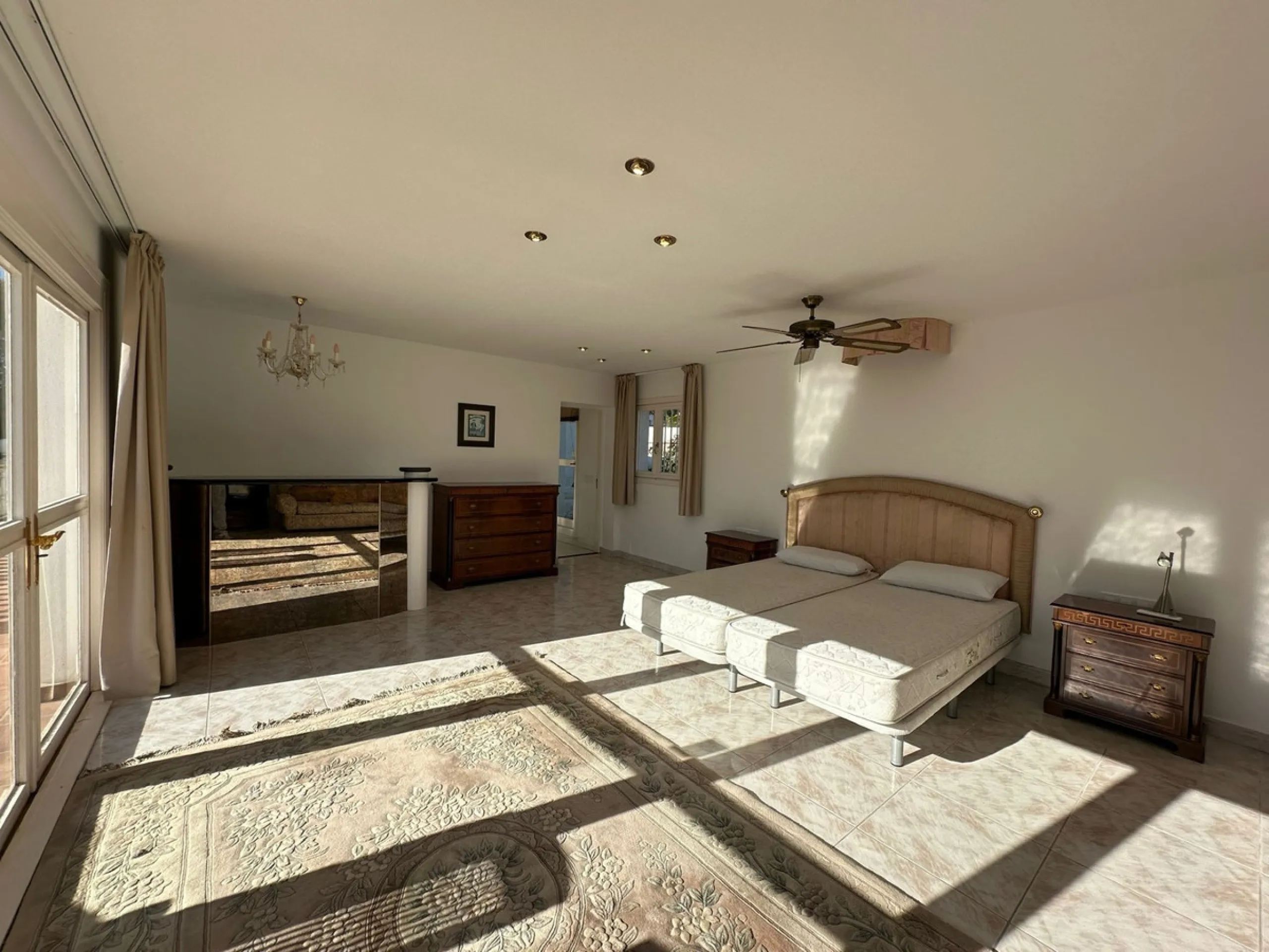 This elegant detached villa is located in the exclusive Marbesa area, situated in East Marbella. It is an ideal property for those seeking a tranquil residential environment by the sea, combining privacy with proximity to both the beach and the main servi