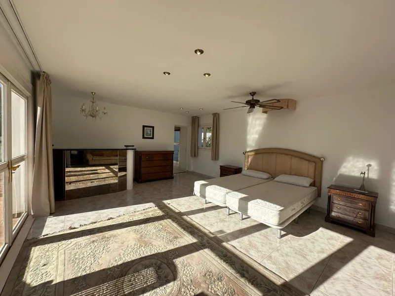 This elegant detached villa is located in the exclusive Marbesa area, situated in East Marbella. It is an ideal property for those seeking a tranquil residential environment by the sea, combining privacy with proximity to both the beach and the main servi