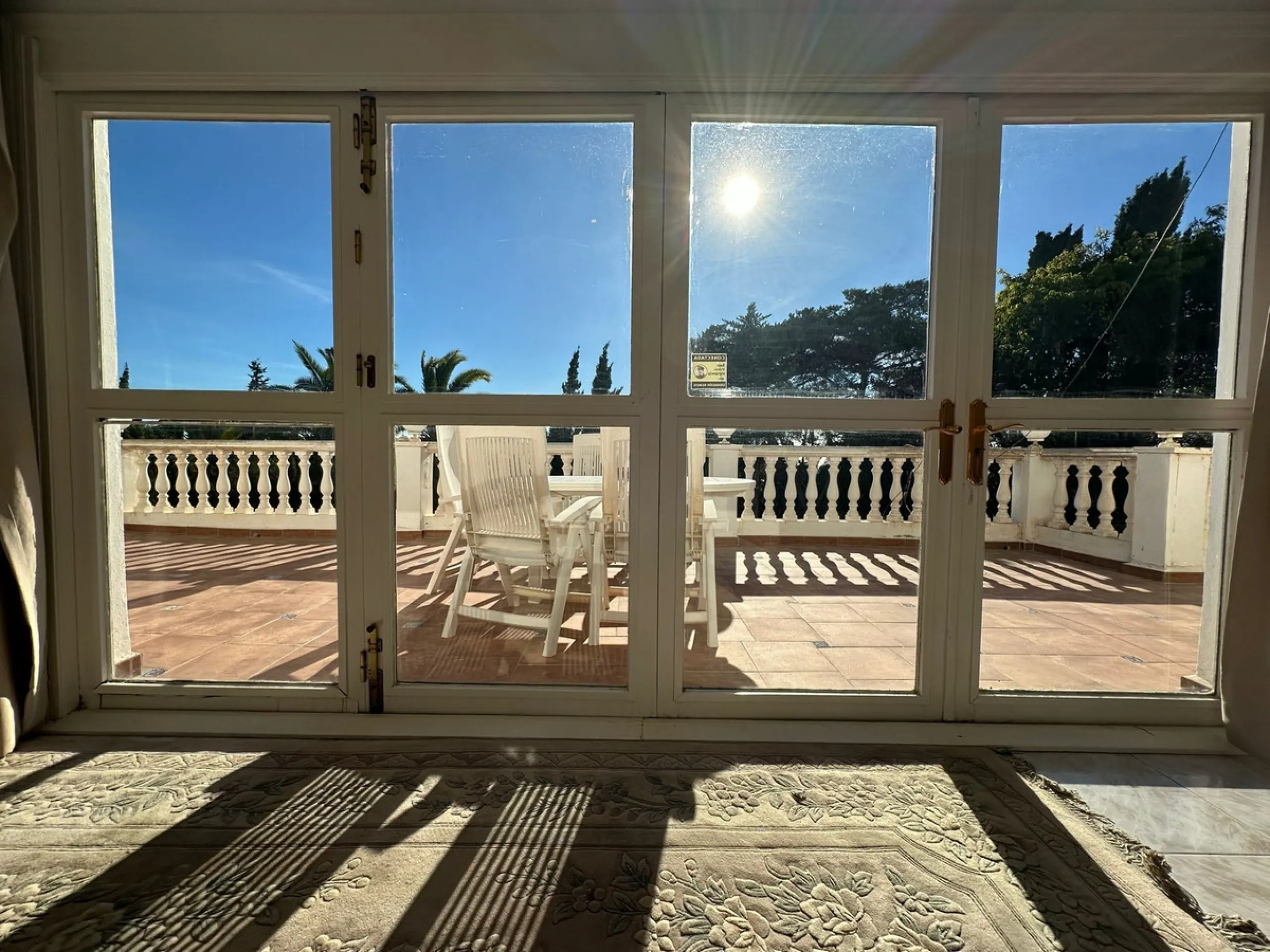 This elegant detached villa is located in the exclusive Marbesa area, situated in East Marbella. It is an ideal property for those seeking a tranquil residential environment by the sea, combining privacy with proximity to both the beach and the main servi