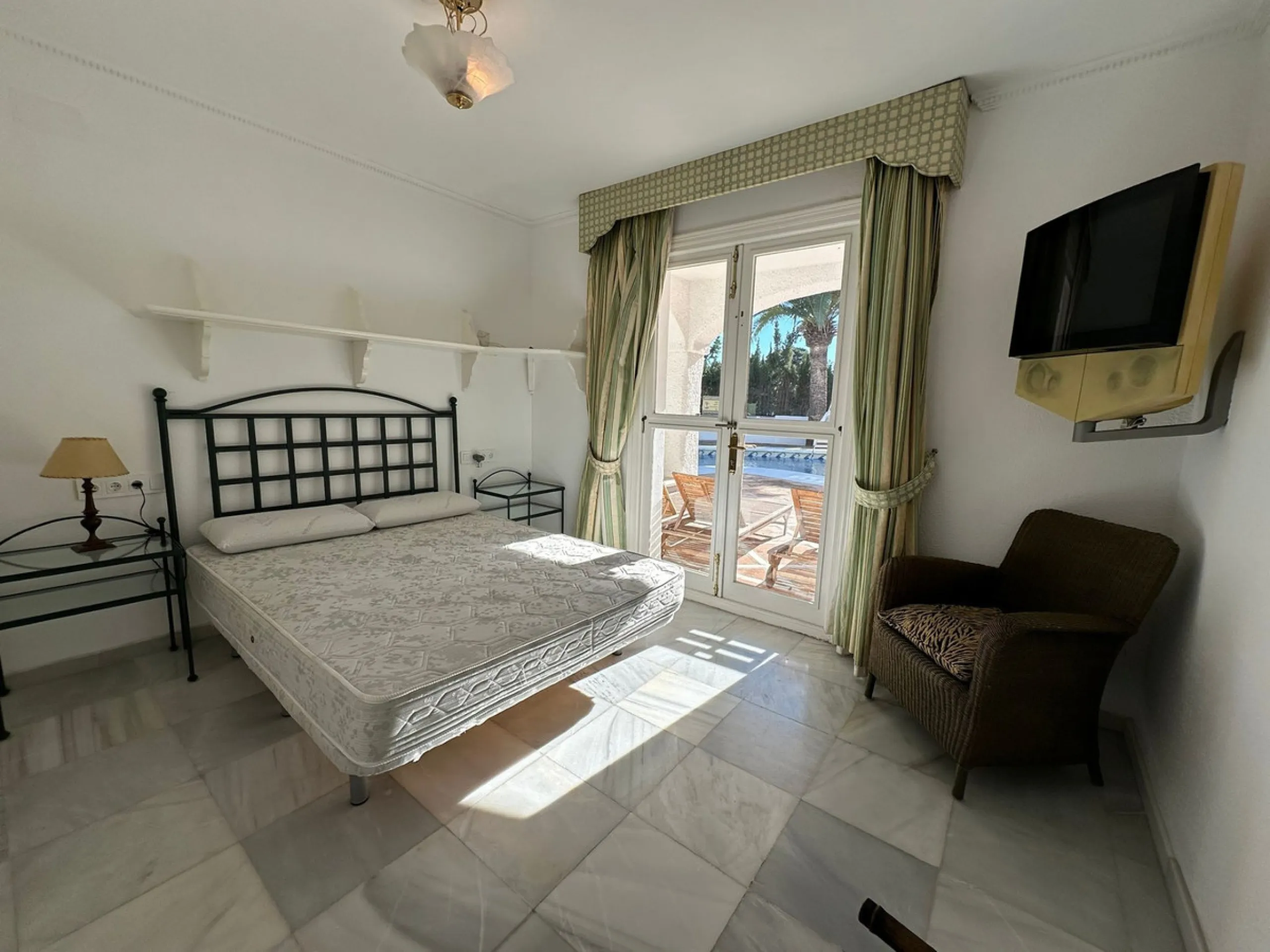 This elegant detached villa is located in the exclusive Marbesa area, situated in East Marbella. It is an ideal property for those seeking a tranquil residential environment by the sea, combining privacy with proximity to both the beach and the main servi
