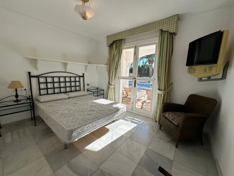 This elegant detached villa is located in the exclusive Marbesa area, situated in East Marbella. It is an ideal property for those seeking a tranquil residential environment by the sea, combining privacy with proximity to both the beach and the main servi