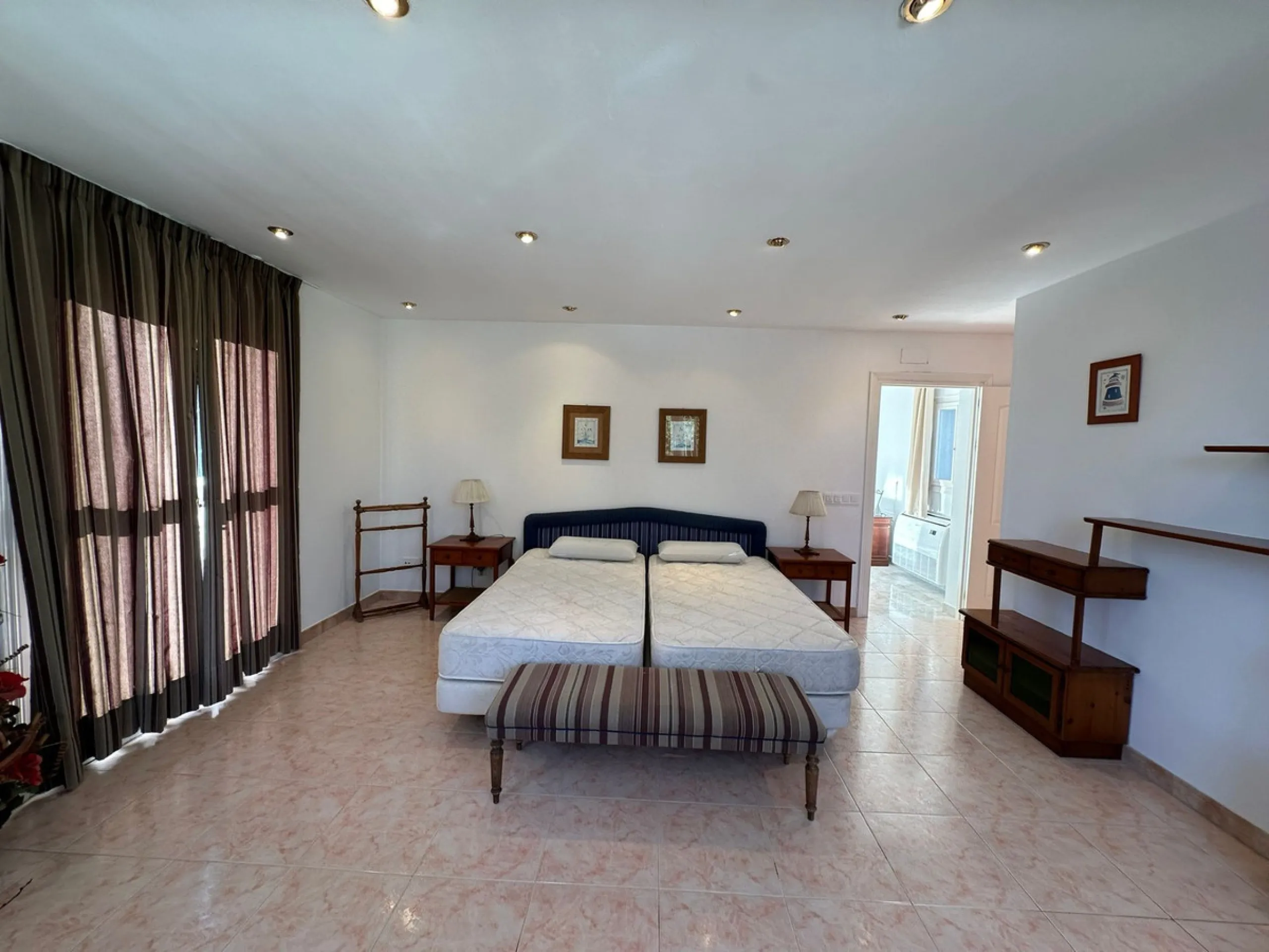 This elegant detached villa is located in the exclusive Marbesa area, situated in East Marbella. It is an ideal property for those seeking a tranquil residential environment by the sea, combining privacy with proximity to both the beach and the main servi