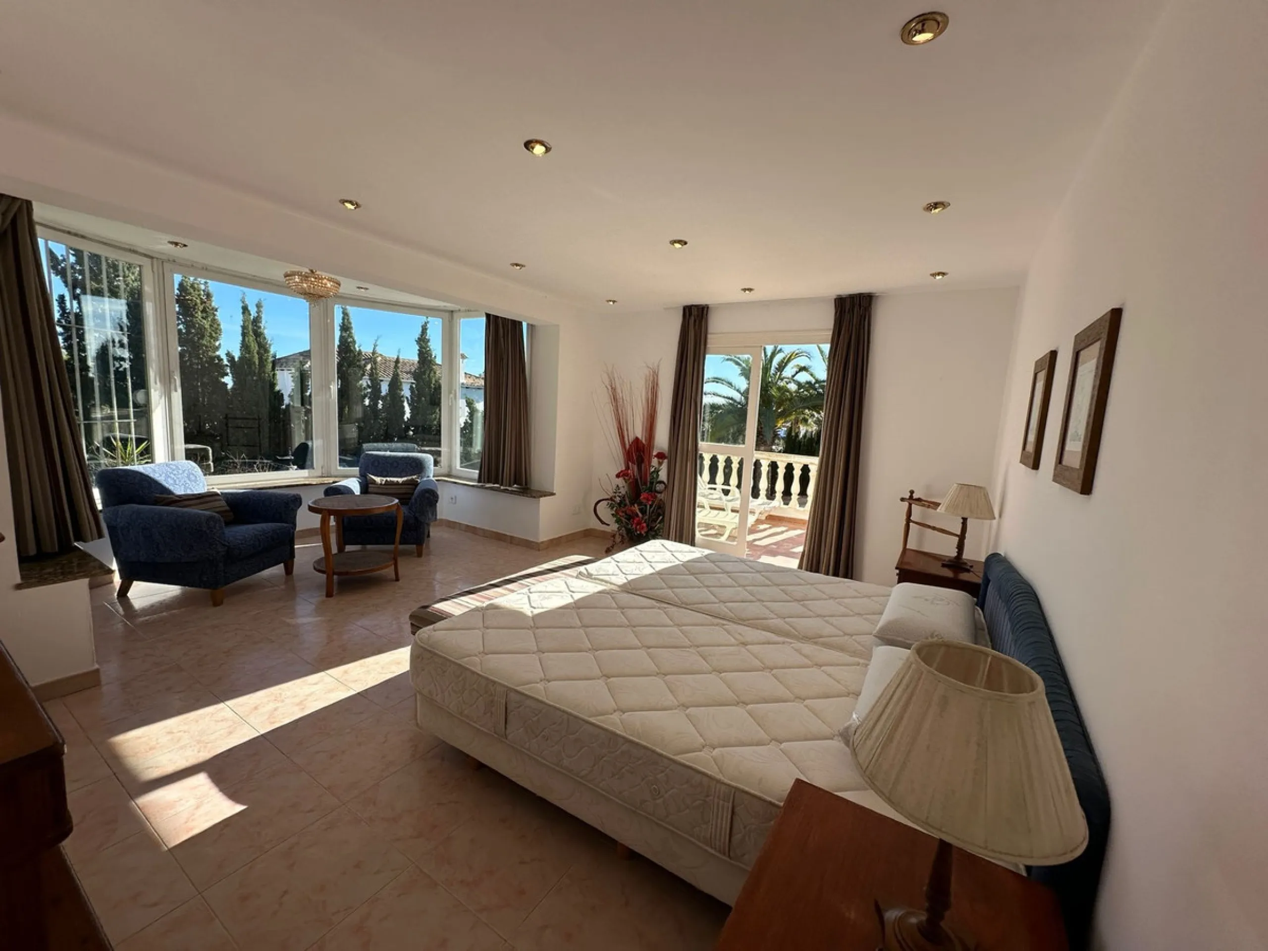 This elegant detached villa is located in the exclusive Marbesa area, situated in East Marbella. It is an ideal property for those seeking a tranquil residential environment by the sea, combining privacy with proximity to both the beach and the main servi