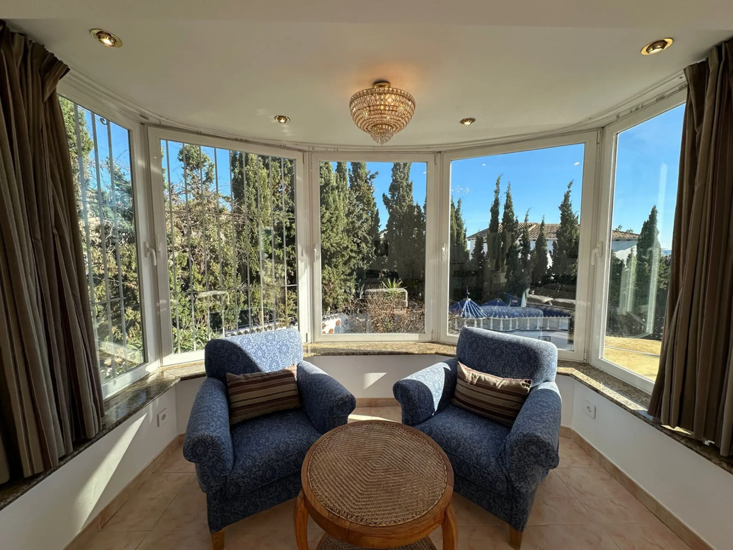 This elegant detached villa is located in the exclusive Marbesa area, situated in East Marbella. It is an ideal property for those seeking a tranquil residential environment by the sea, combining privacy with proximity to both the beach and the main servi