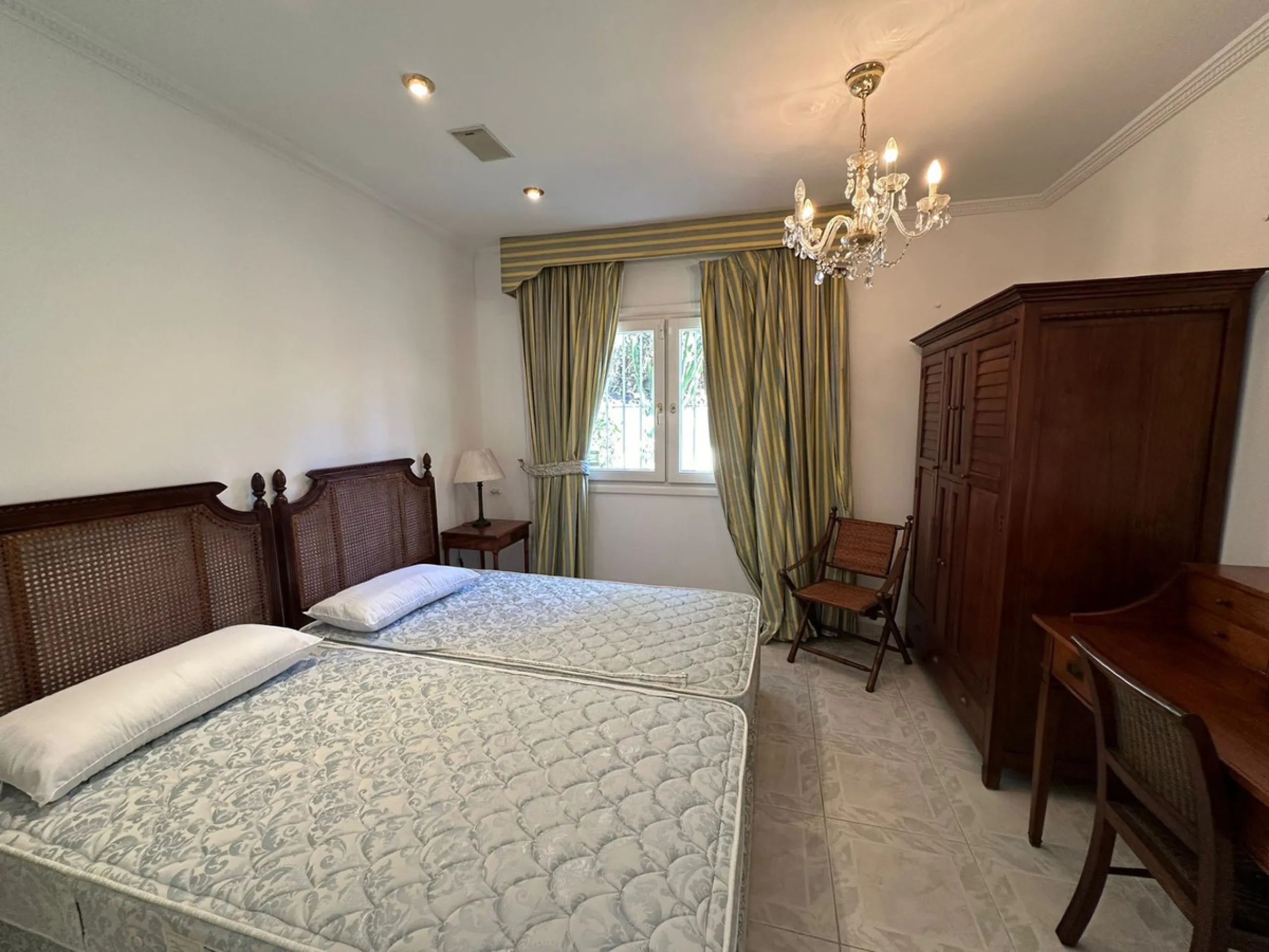 This elegant detached villa is located in the exclusive Marbesa area, situated in East Marbella. It is an ideal property for those seeking a tranquil residential environment by the sea, combining privacy with proximity to both the beach and the main servi