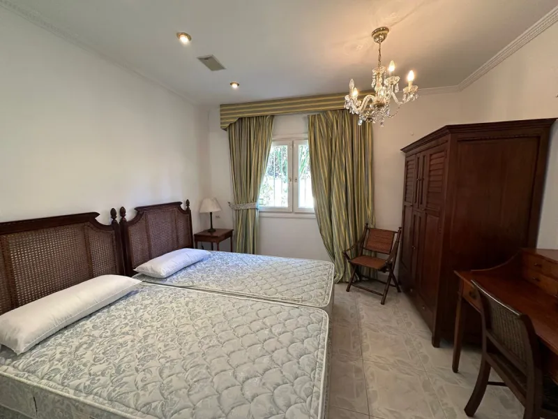 This elegant detached villa is located in the exclusive Marbesa area, situated in East Marbella. It is an ideal property for those seeking a tranquil residential environment by the sea, combining privacy with proximity to both the beach and the main servi