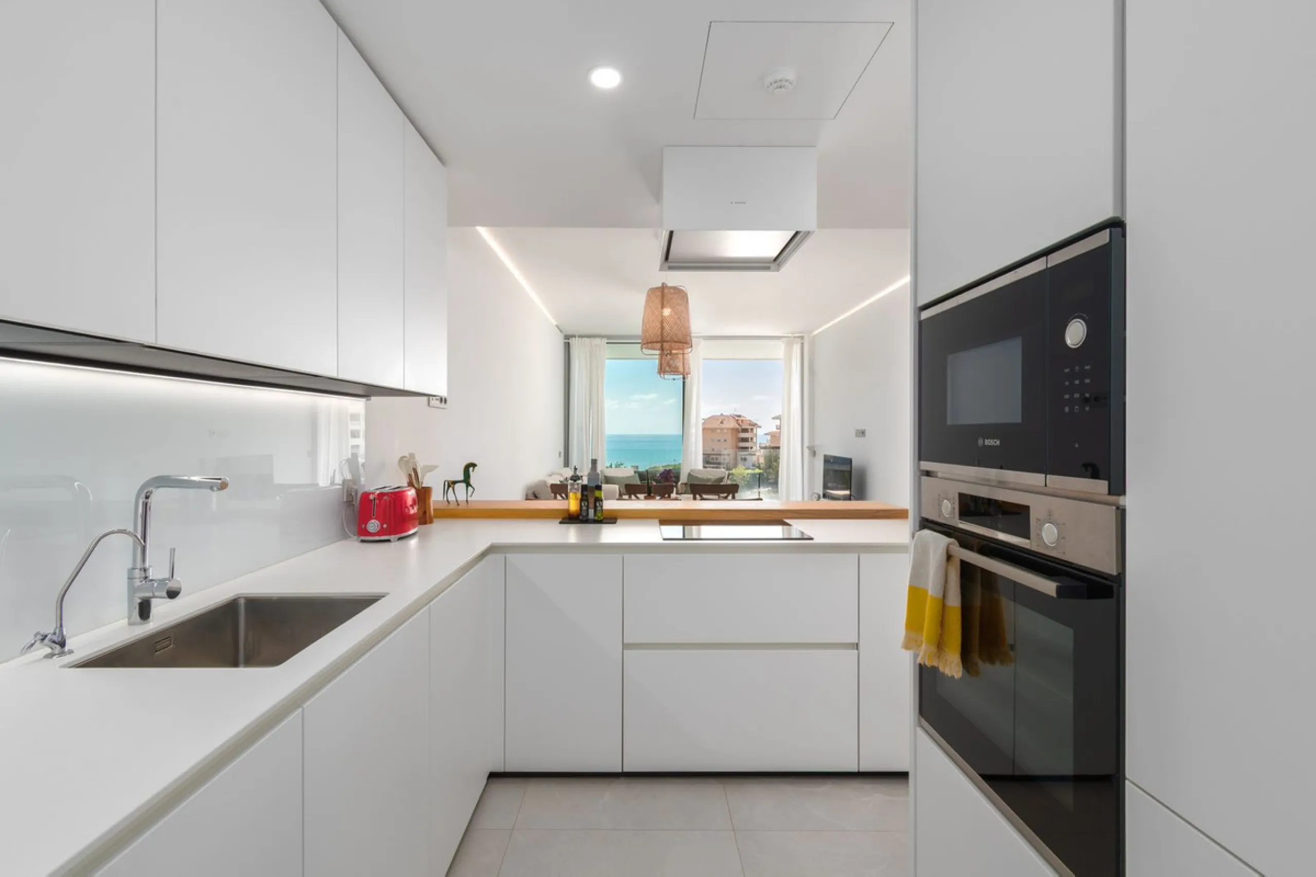 Modernes Haus in der begehrten Gegend Higuerón mit großer Dachterrasse und Whirlpool