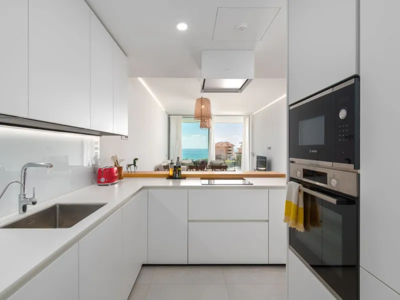 Modernes Haus in der begehrten Gegend Higuerón mit großer Dachterrasse und Whirlpool