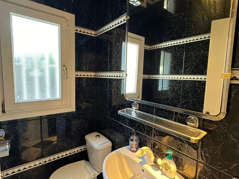 This elegant detached villa is located in the exclusive Marbesa area, situated in East Marbella. It is an ideal property for those seeking a tranquil residential environment by the sea, combining privacy with proximity to both the beach and the main servi