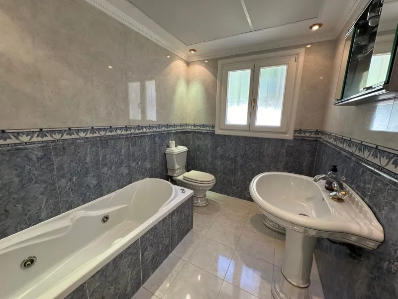 This elegant detached villa is located in the exclusive Marbesa area, situated in East Marbella. It is an ideal property for those seeking a tranquil residential environment by the sea, combining privacy with proximity to both the beach and the main servi