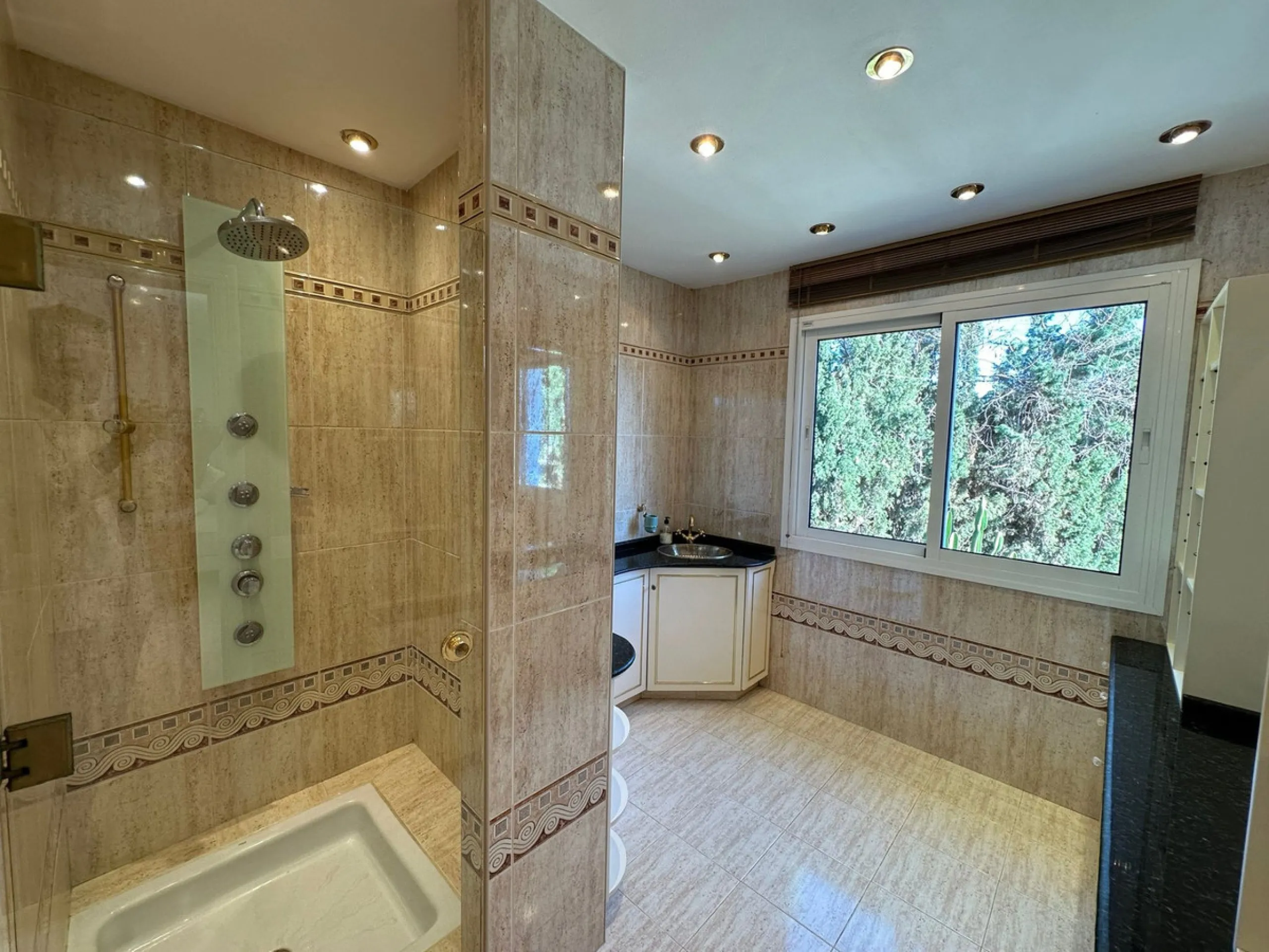 This elegant detached villa is located in the exclusive Marbesa area, situated in East Marbella. It is an ideal property for those seeking a tranquil residential environment by the sea, combining privacy with proximity to both the beach and the main servi