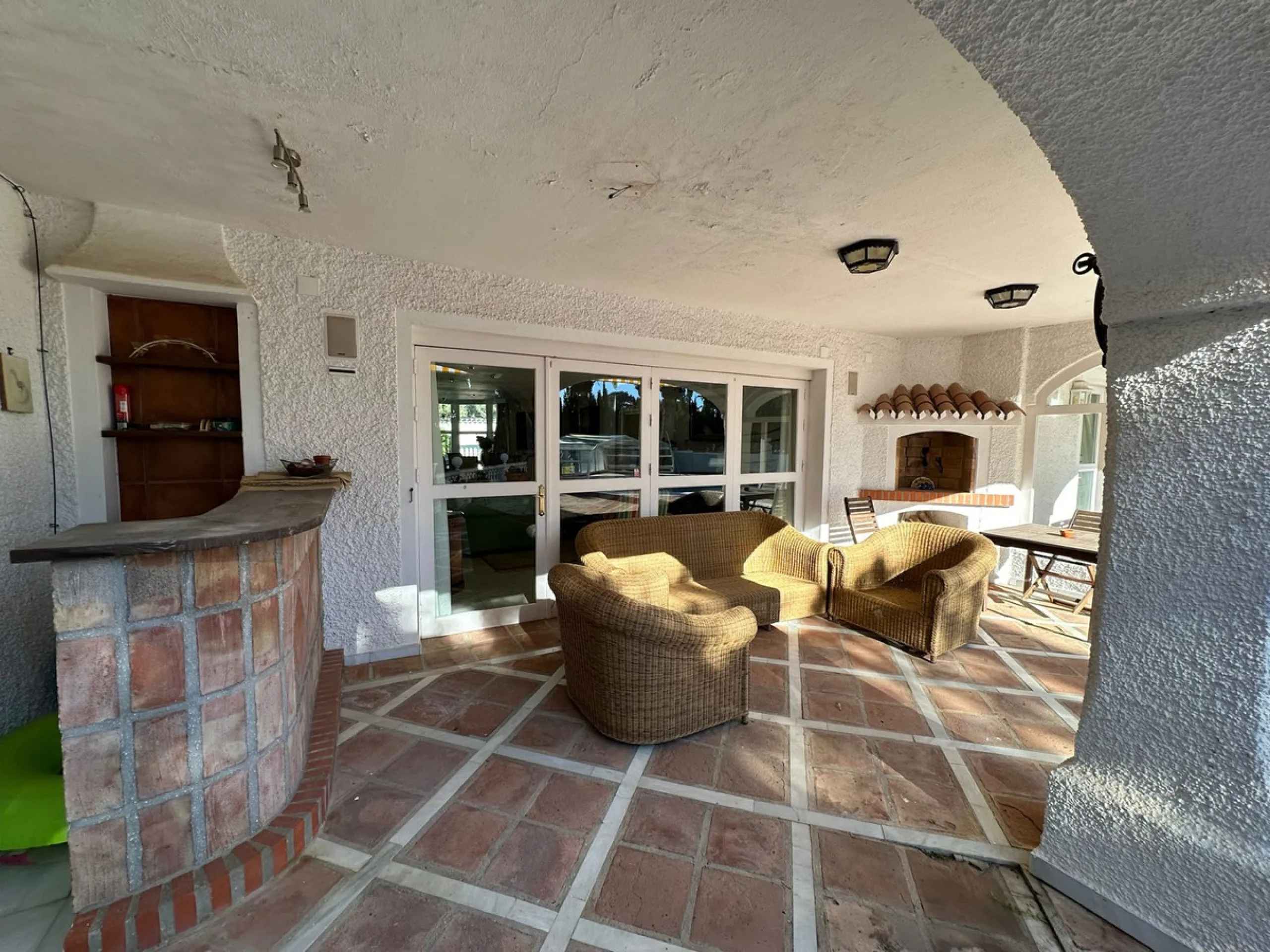 This elegant detached villa is located in the exclusive Marbesa area, situated in East Marbella. It is an ideal property for those seeking a tranquil residential environment by the sea, combining privacy with proximity to both the beach and the main servi