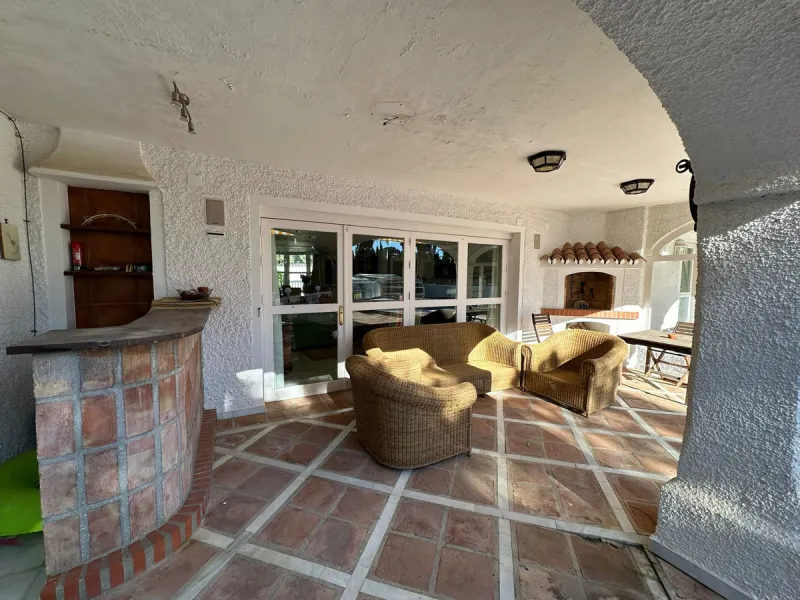 This elegant detached villa is located in the exclusive Marbesa area, situated in East Marbella. It is an ideal property for those seeking a tranquil residential environment by the sea, combining privacy with proximity to both the beach and the main servi