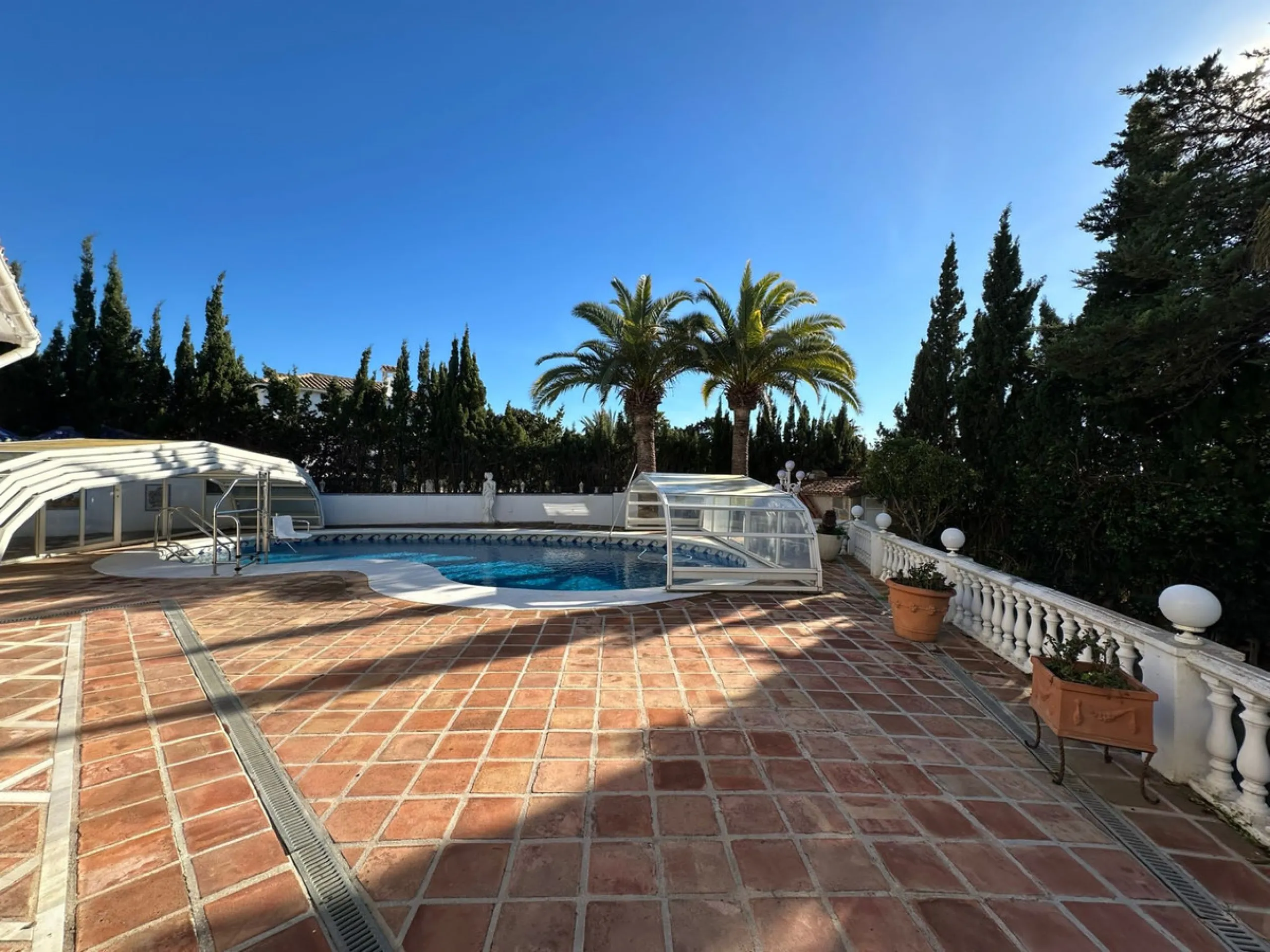 This elegant detached villa is located in the exclusive Marbesa area, situated in East Marbella. It is an ideal property for those seeking a tranquil residential environment by the sea, combining privacy with proximity to both the beach and the main servi