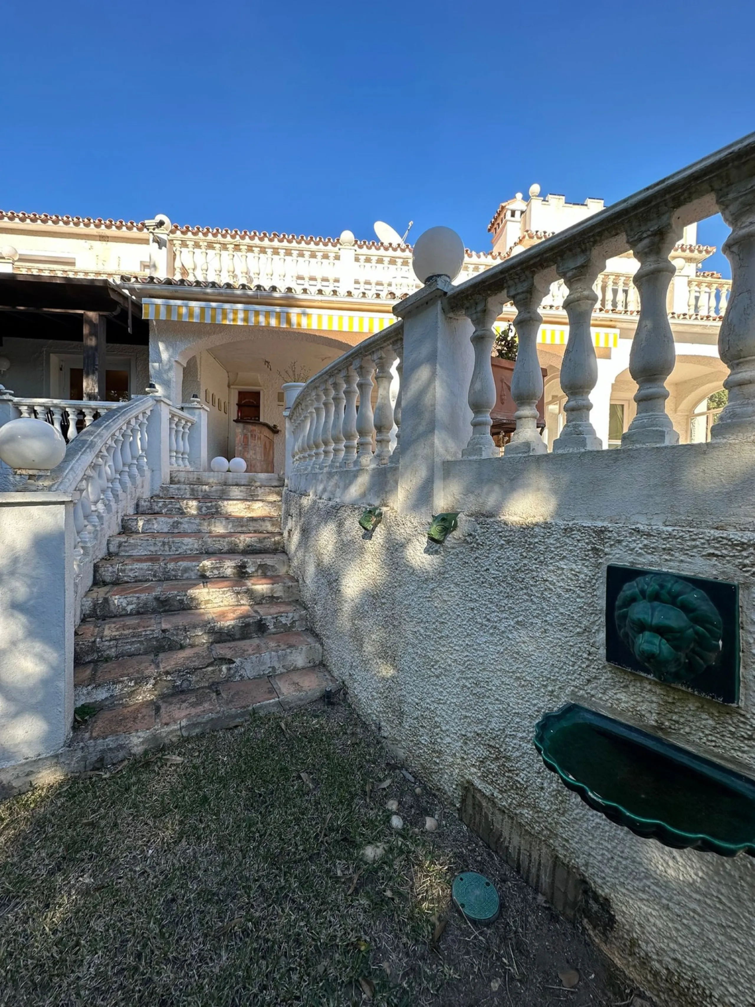 This elegant detached villa is located in the exclusive Marbesa area, situated in East Marbella. It is an ideal property for those seeking a tranquil residential environment by the sea, combining privacy with proximity to both the beach and the main servi