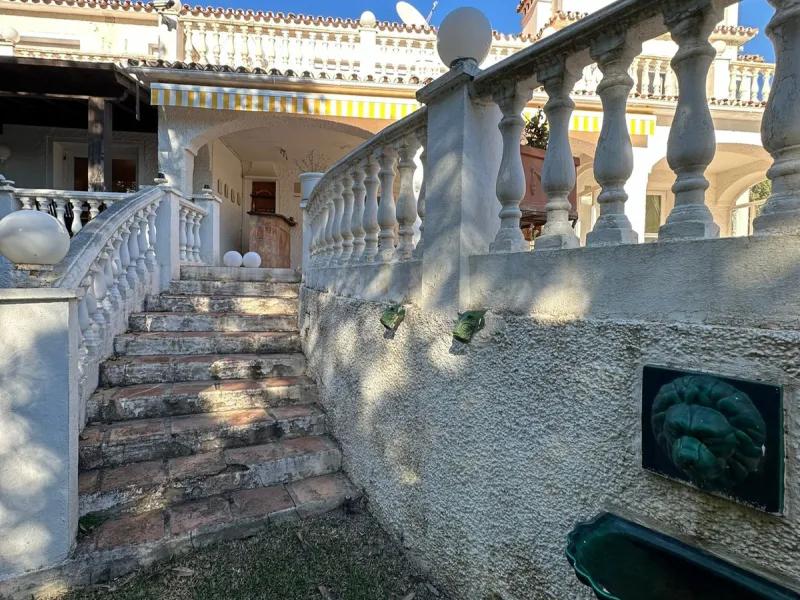 This elegant detached villa is located in the exclusive Marbesa area, situated in East Marbella. It is an ideal property for those seeking a tranquil residential environment by the sea, combining privacy with proximity to both the beach and the main servi